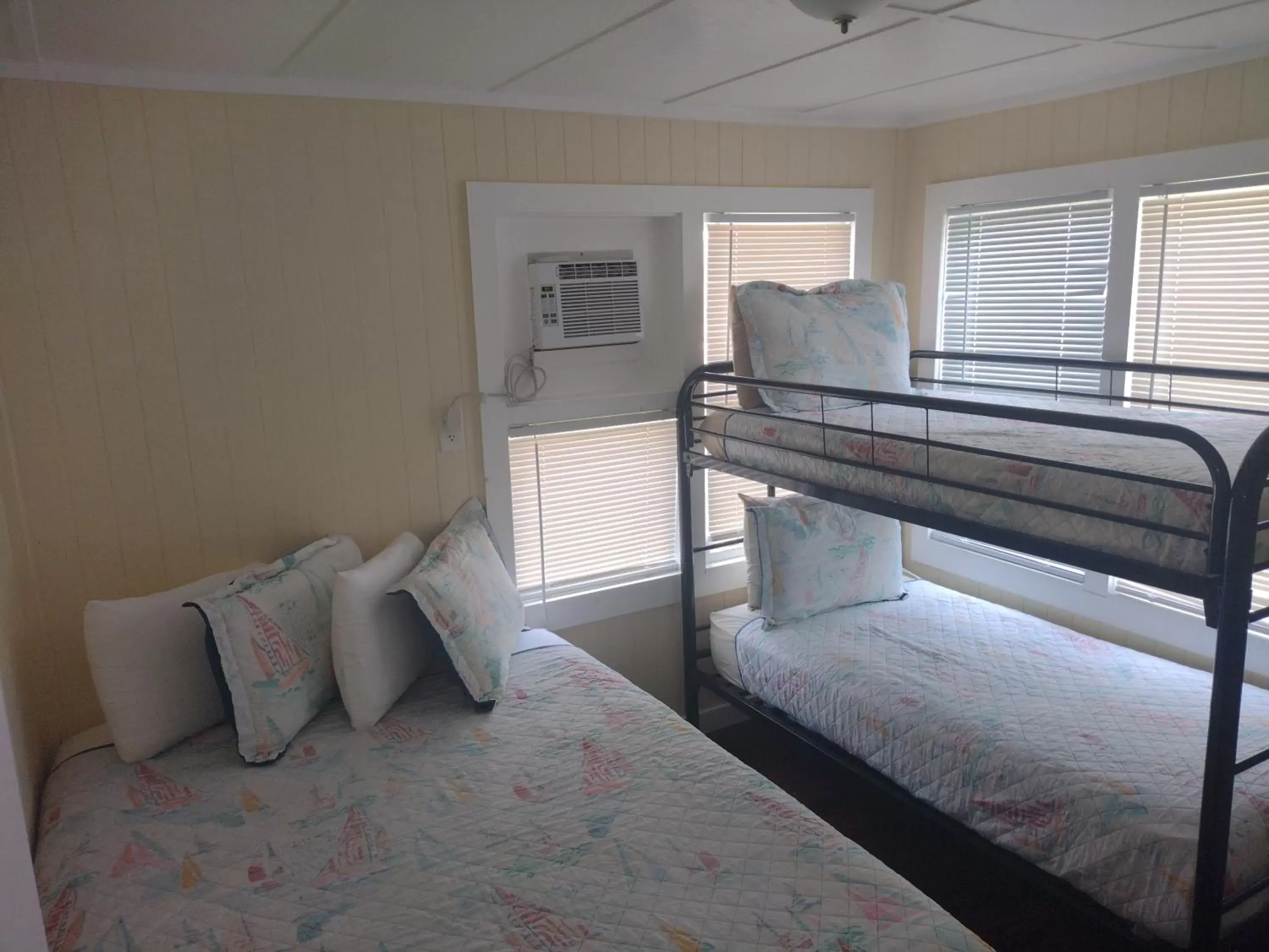 Bed, Bunk Bed in Double Barr Cottage Inn