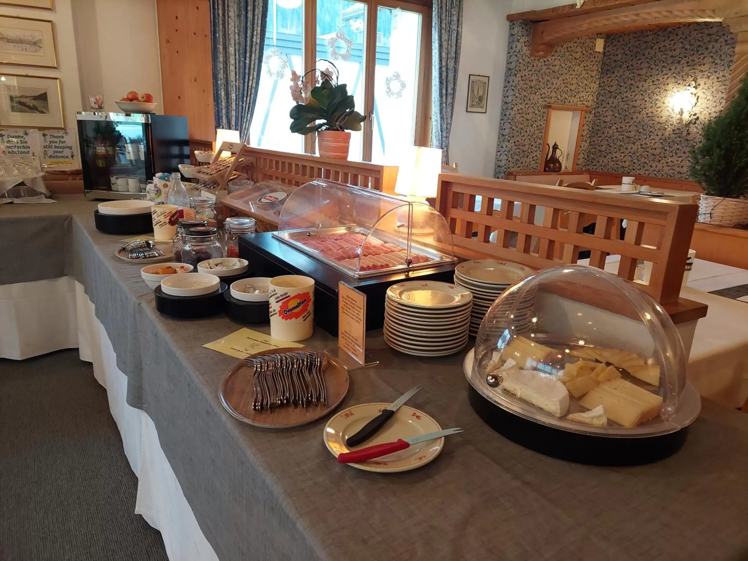 Buffet breakfast in Hotel Bündnerhof
