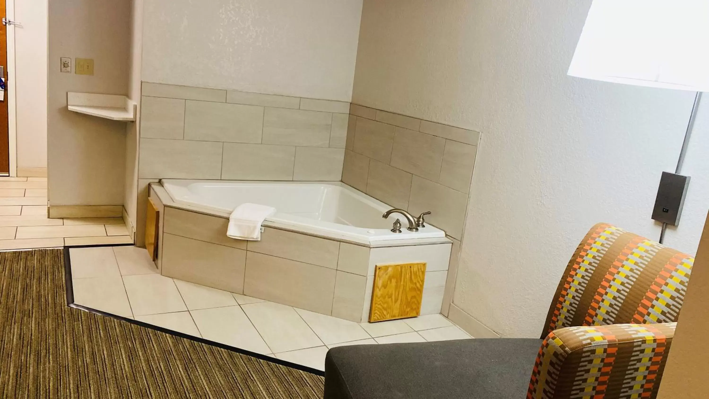 Photo of the whole room, Bathroom in Holiday Inn Express Hotel & Suites Louisville South-Hillview, an IHG Hotel