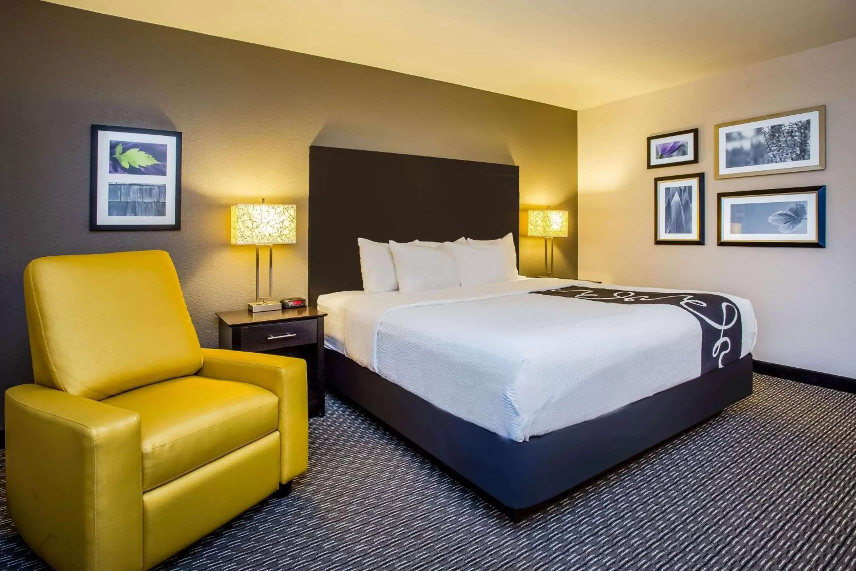 Photo of the whole room, Bed in La Quinta Inn by Wyndham Oshkosh
