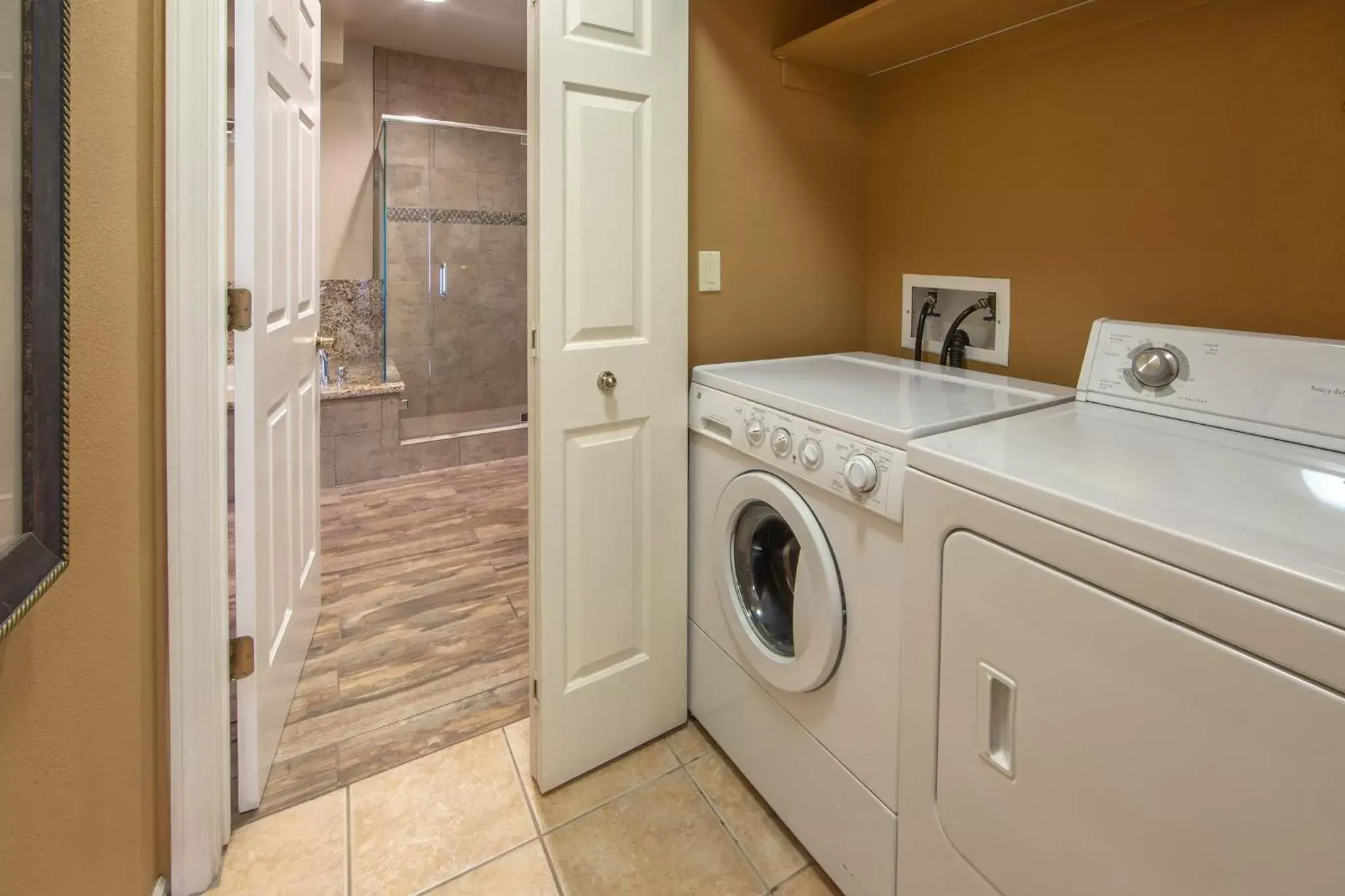 Photo of the whole room, Bathroom in Holiday Inn Club Vacations - David Walley's Resort, an IHG Hotel