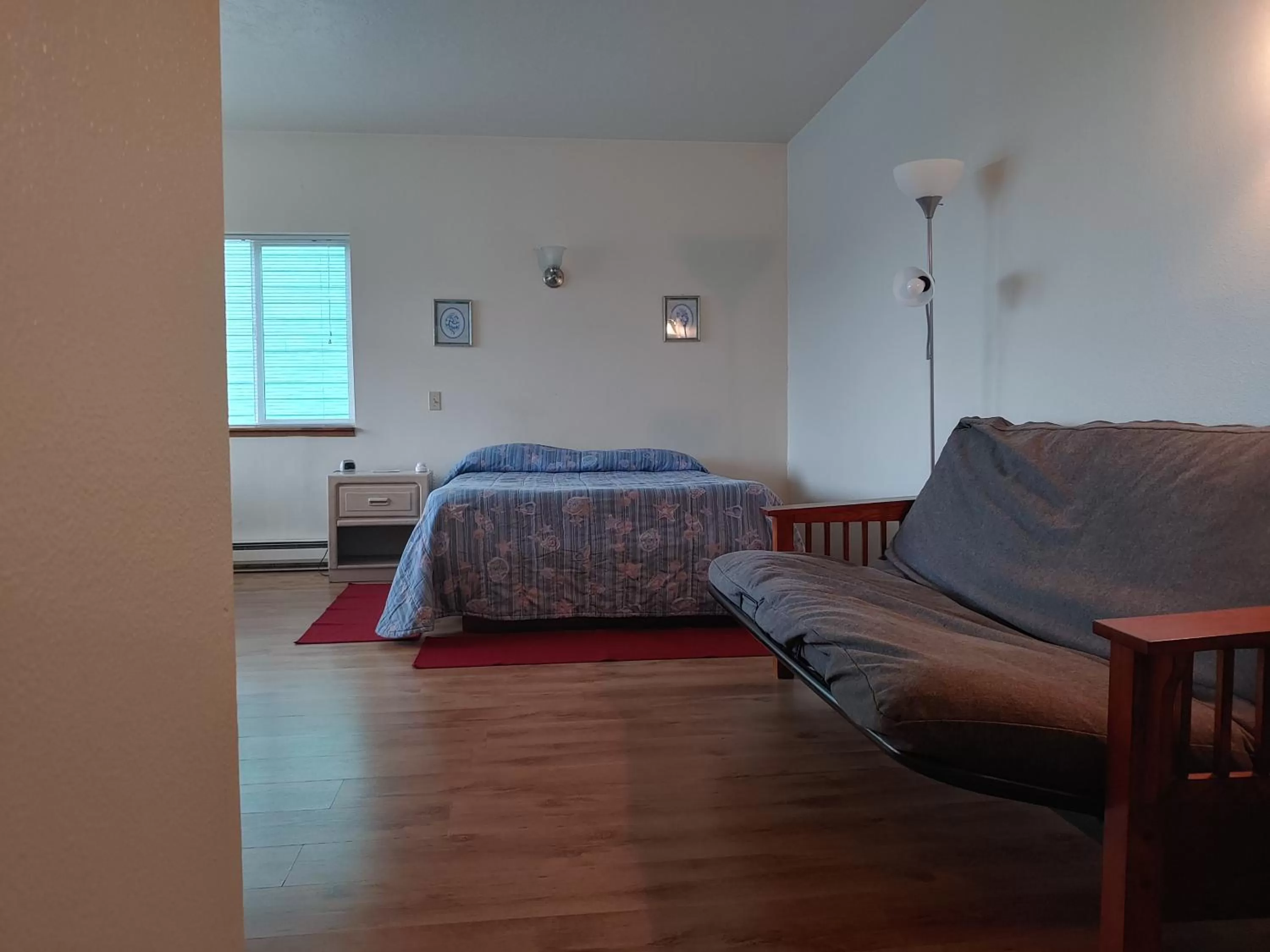 Bed in The Dublin House Motel