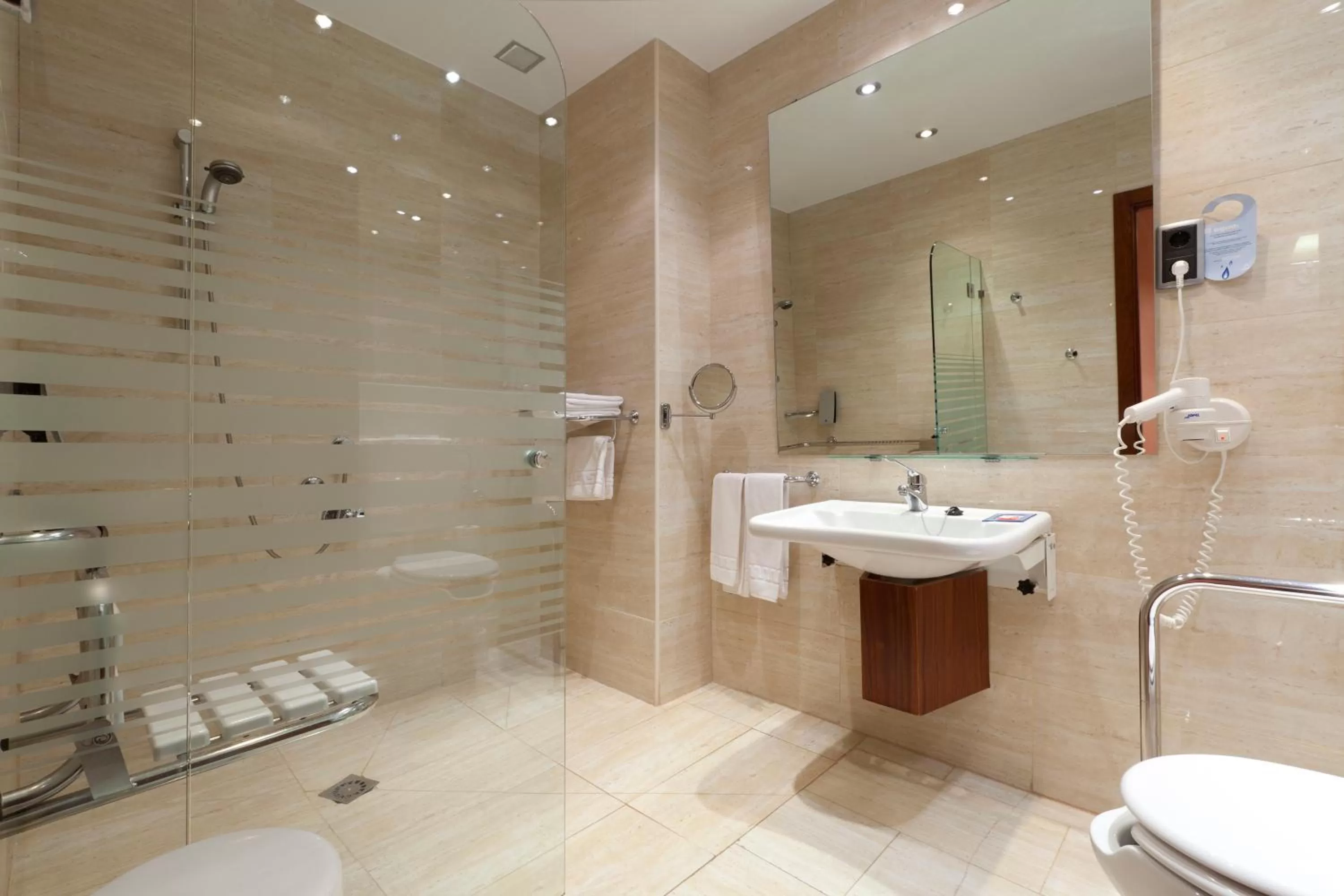 Bathroom in Hotel San Juan de los Reyes