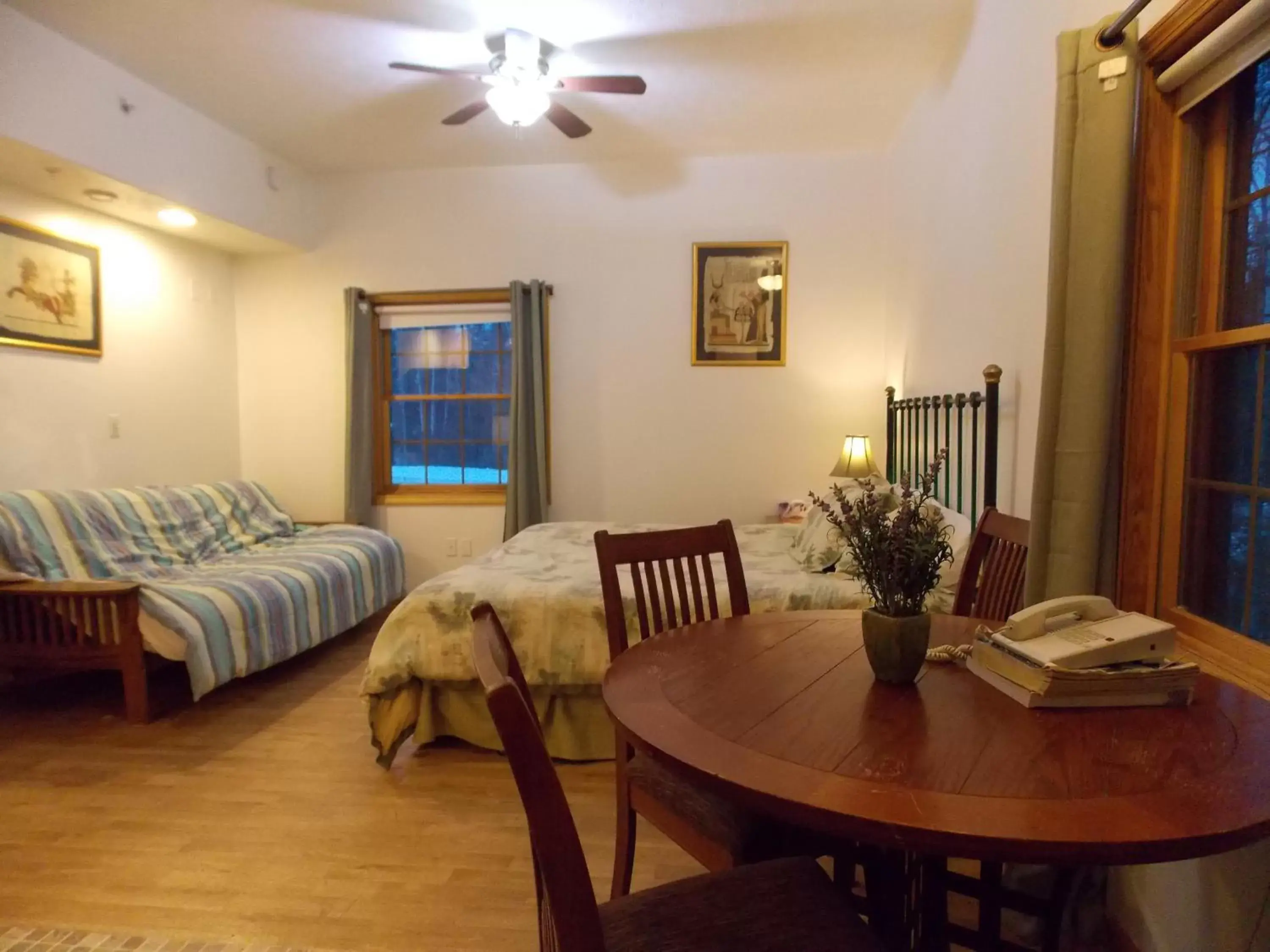 Photo of the whole room, Dining Area in Abbey Archway Inn