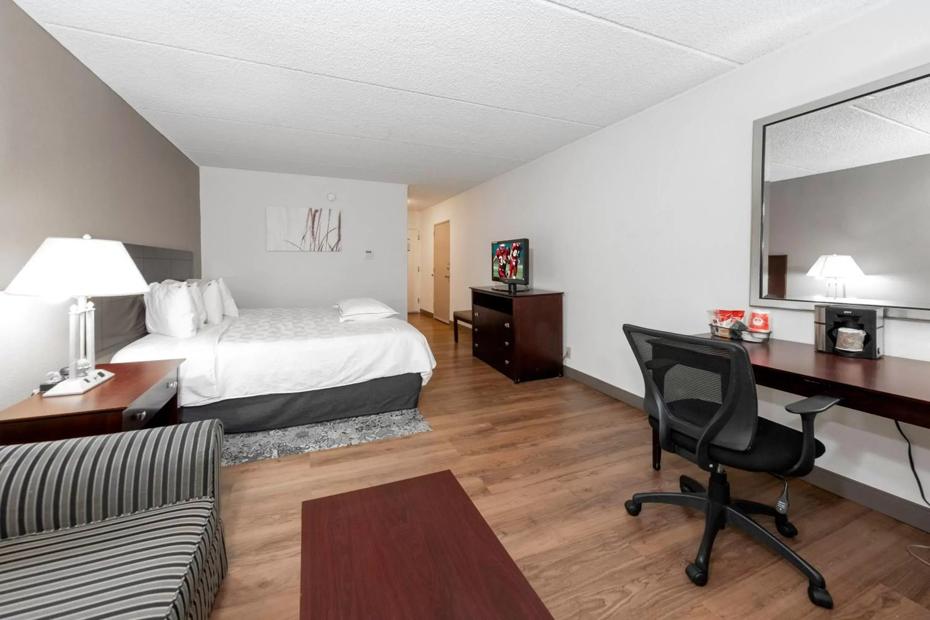 Photo of the whole room in Red Roof Inn PLUS Newark Liberty Airport - Carteret