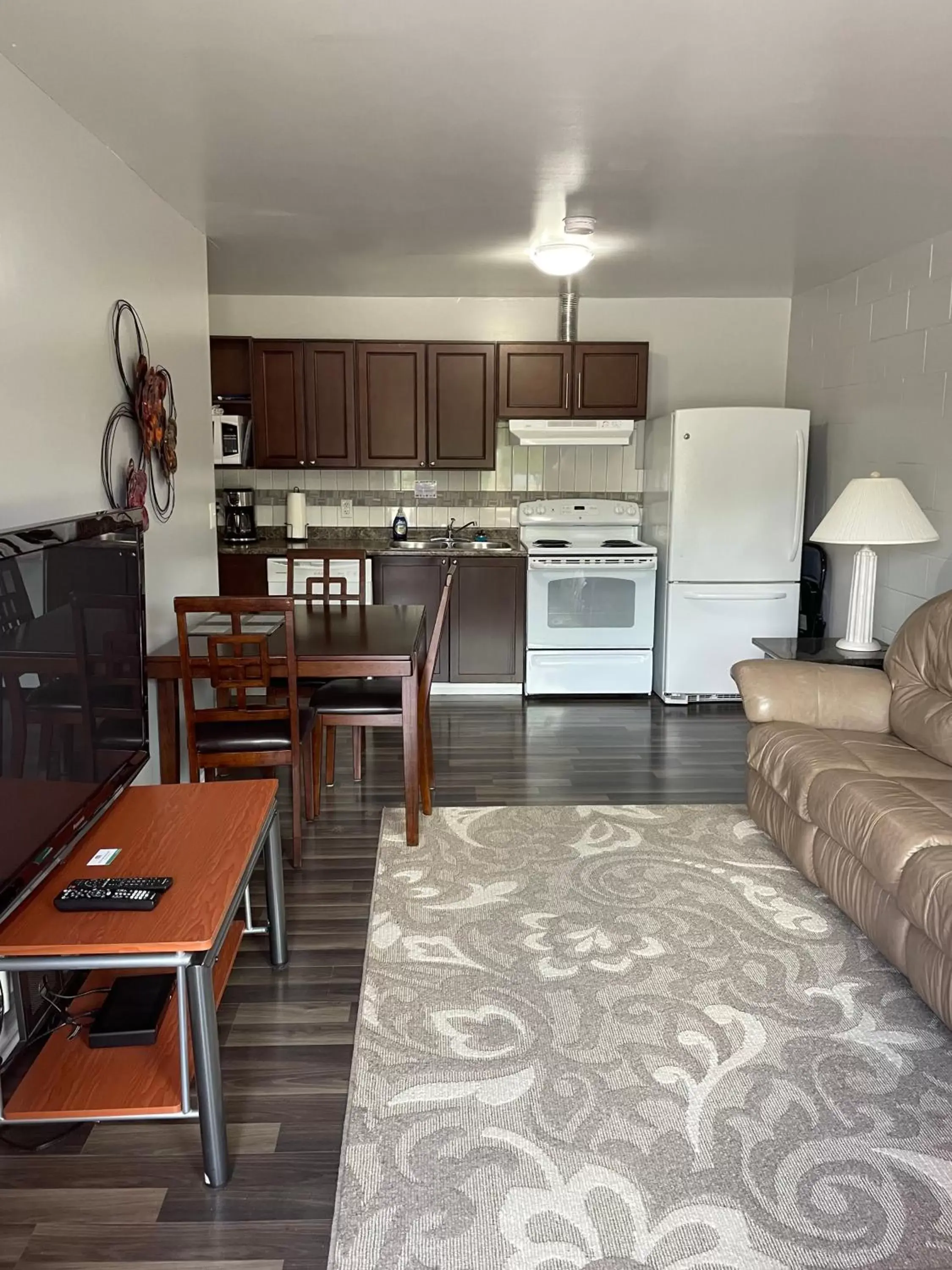 Kitchen or kitchenette, Kitchen/Kitchenette in Arrow Lake Motel