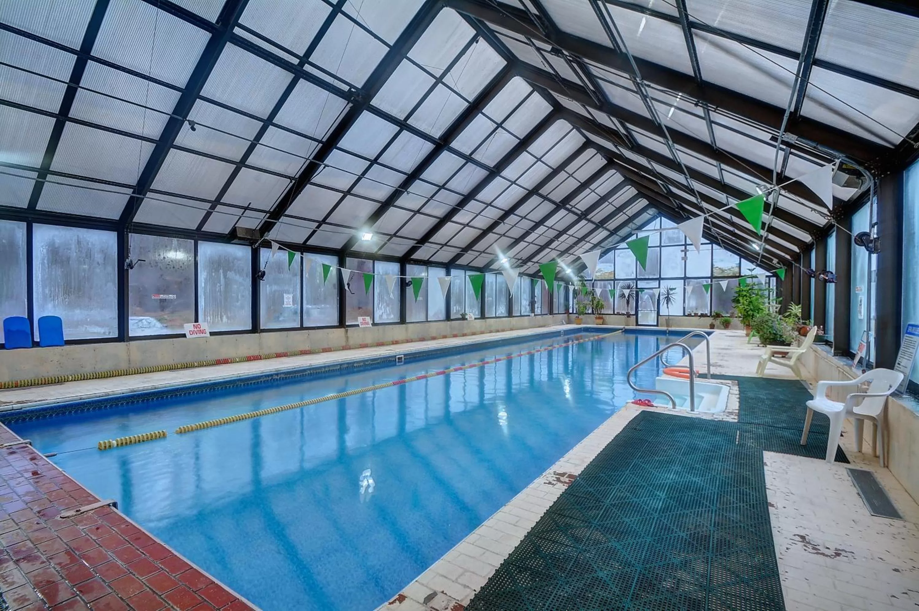 Swimming pool in Colonial Motel and Spa