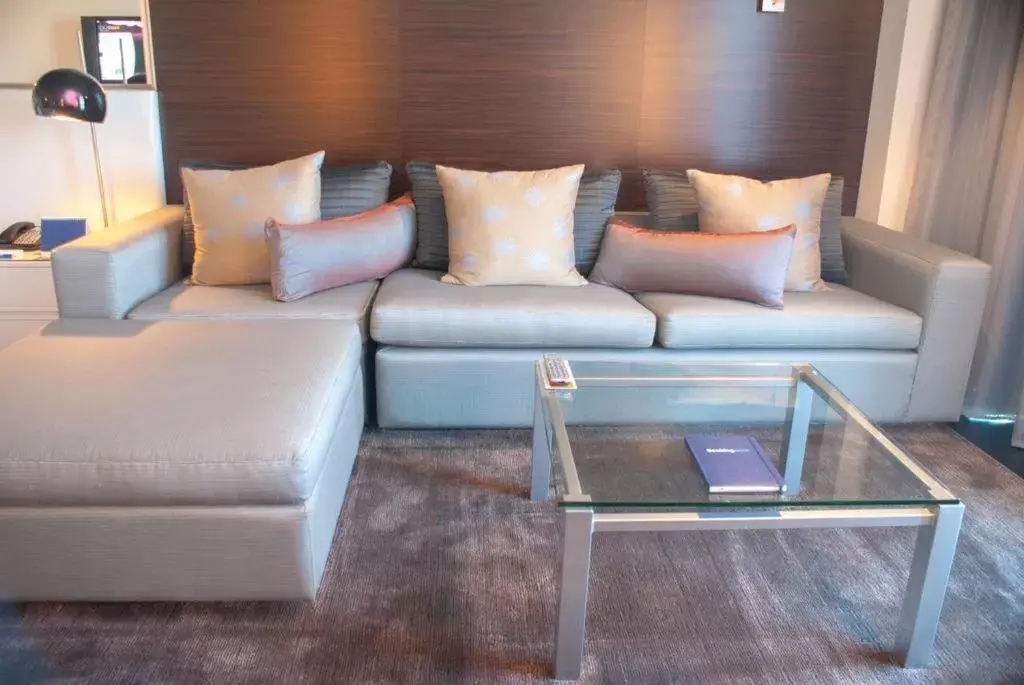 Living room, Seating Area in Luxury Suites at Palms Place