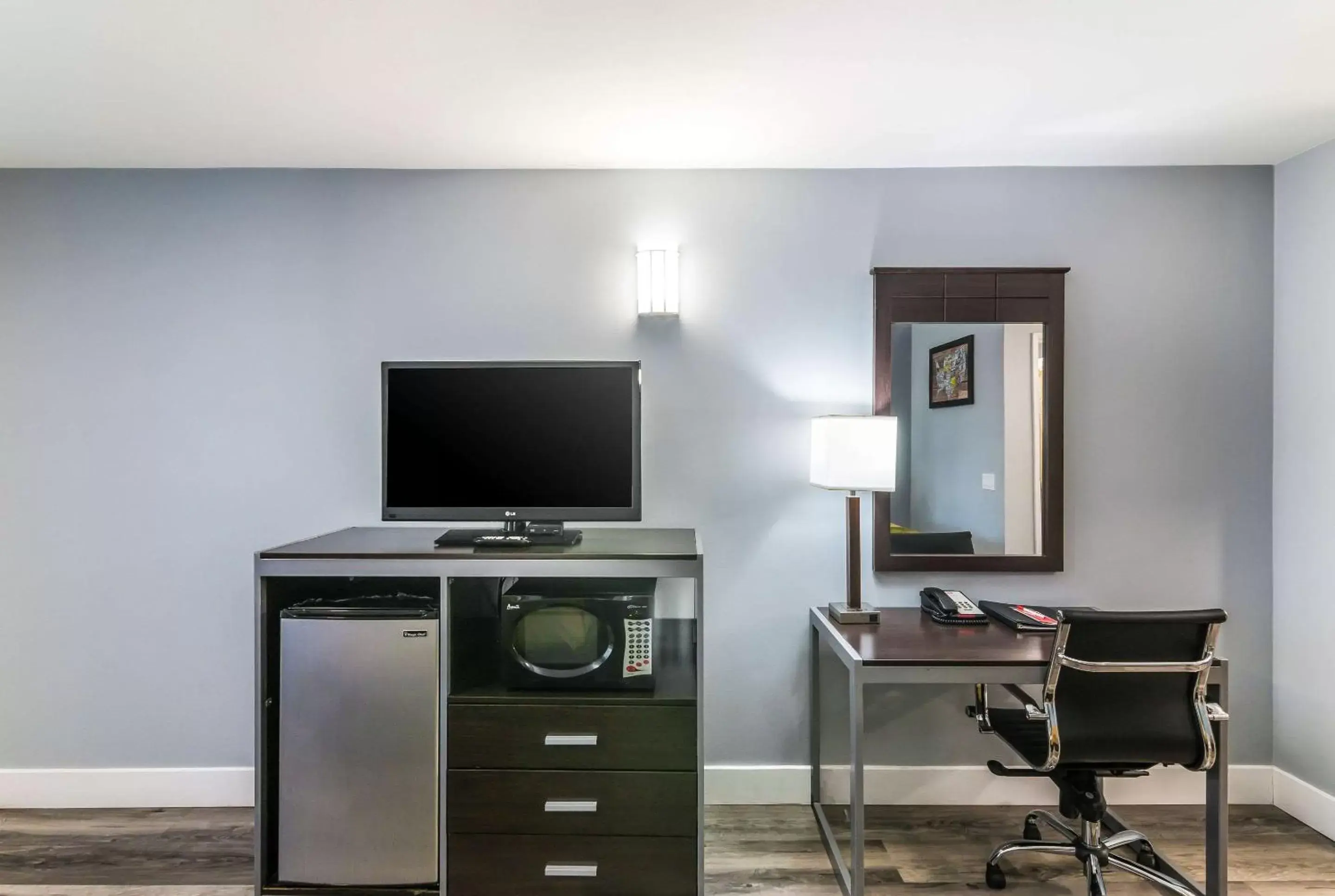 Photo of the whole room, TV/Entertainment Center in Econo Lodge Hesperia - Victorville I-15