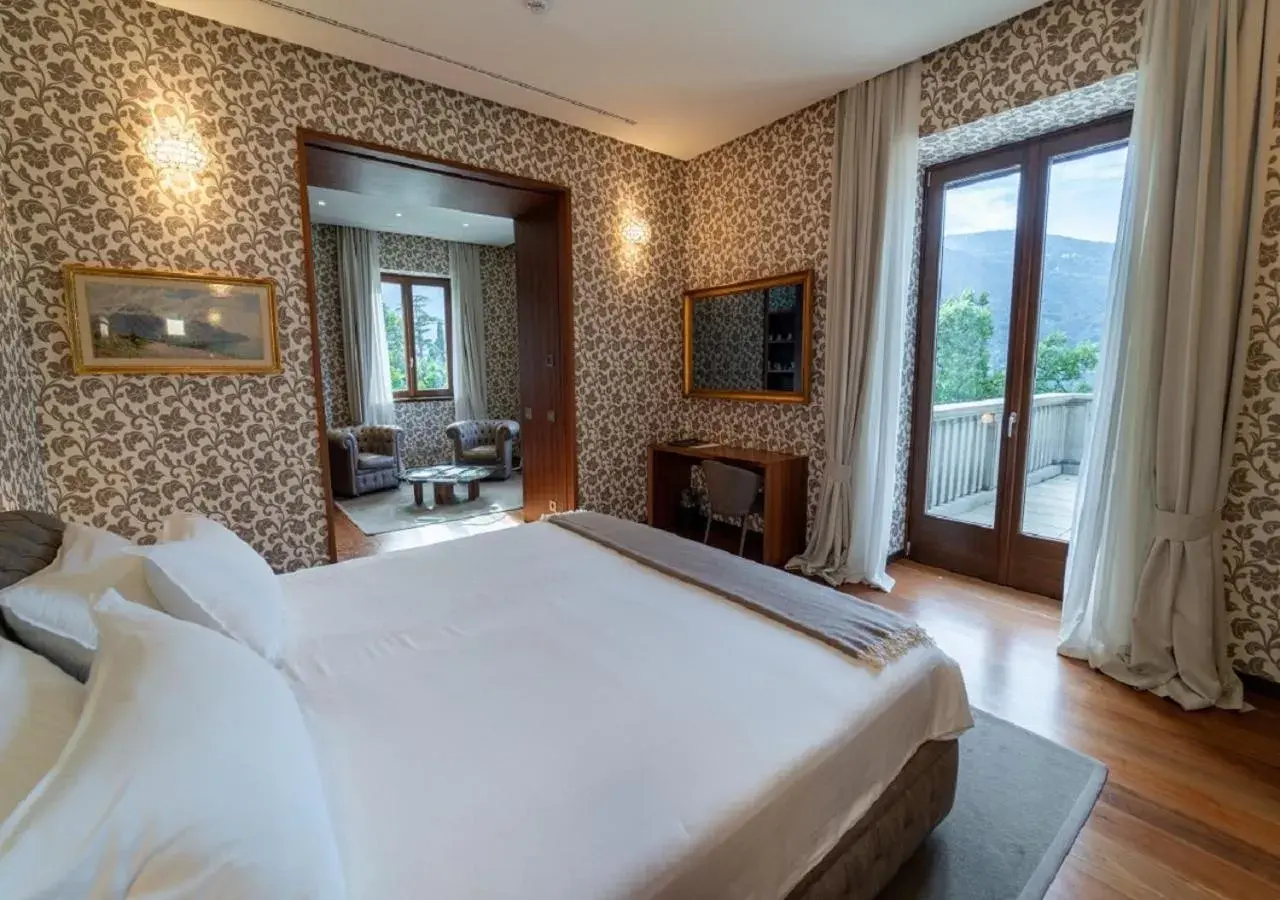 Bed in Villa Lario Resort Mandello