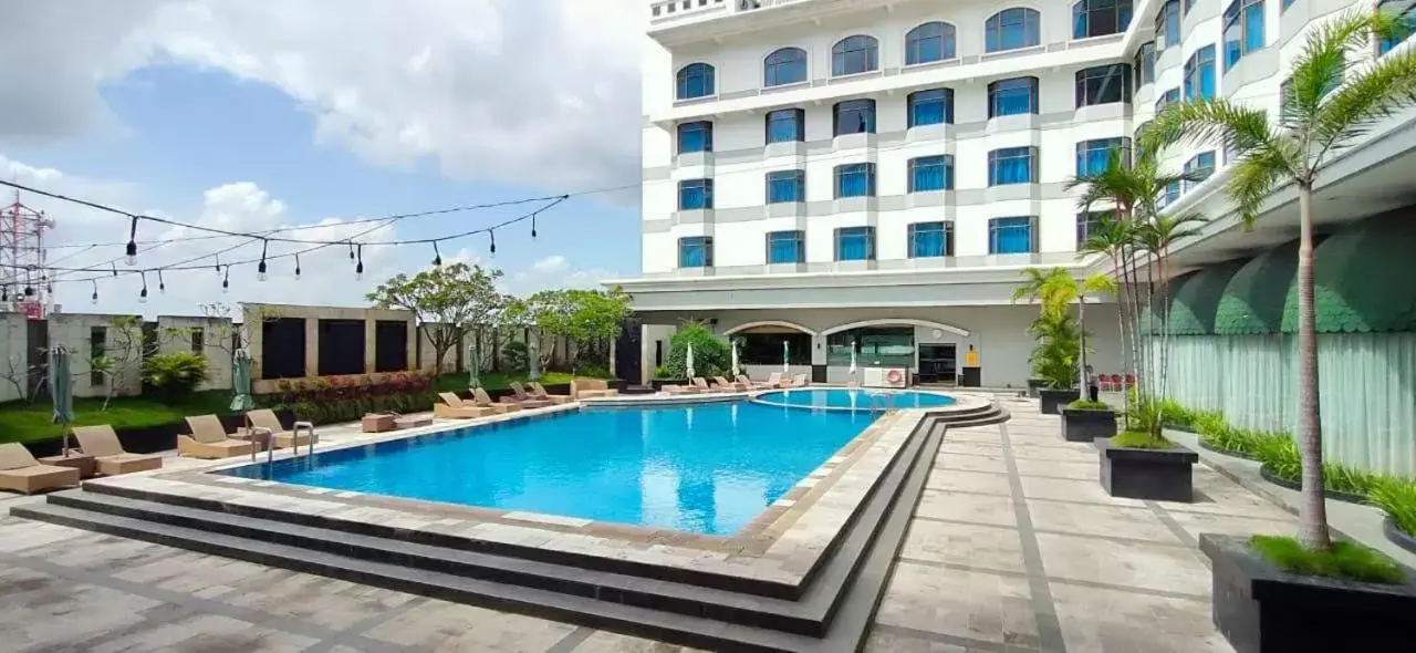 Swimming Pool in Grand Jatra Hotel Pekanbaru