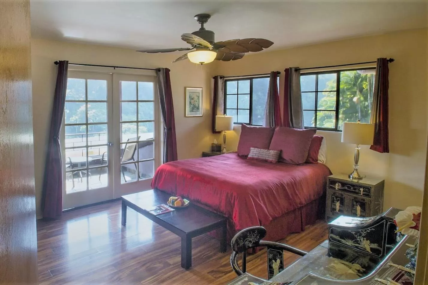 Bed in The Inn at Kulaniapia Falls