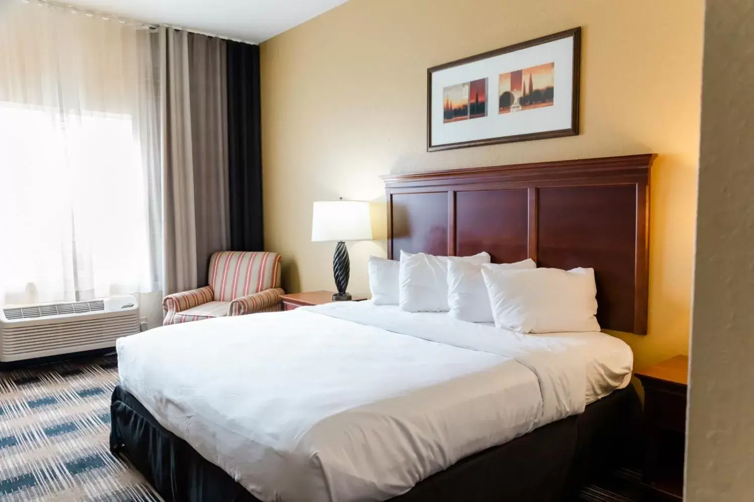 Bed in Country Inn & Suites by Radisson, Helen, GA