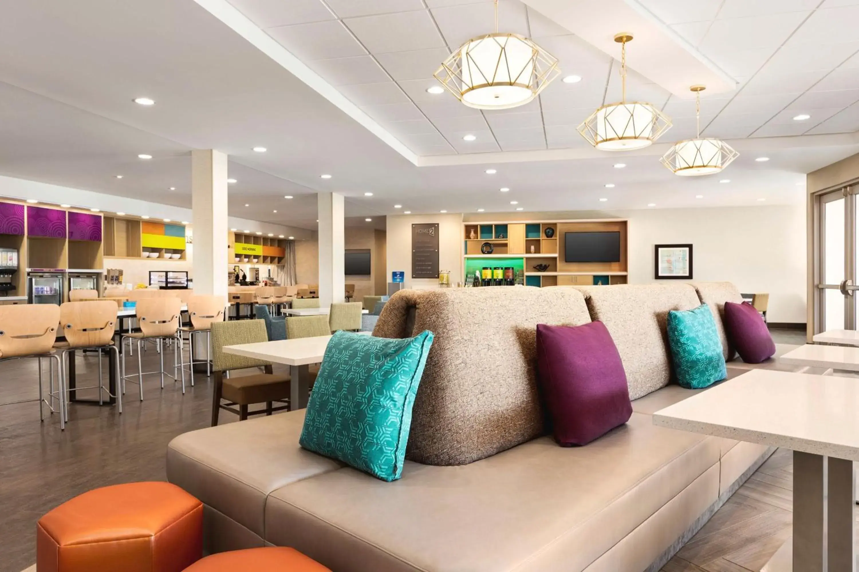 Breakfast, Lounge/Bar in Home2 Suites By Hilton Leesburg, Va
