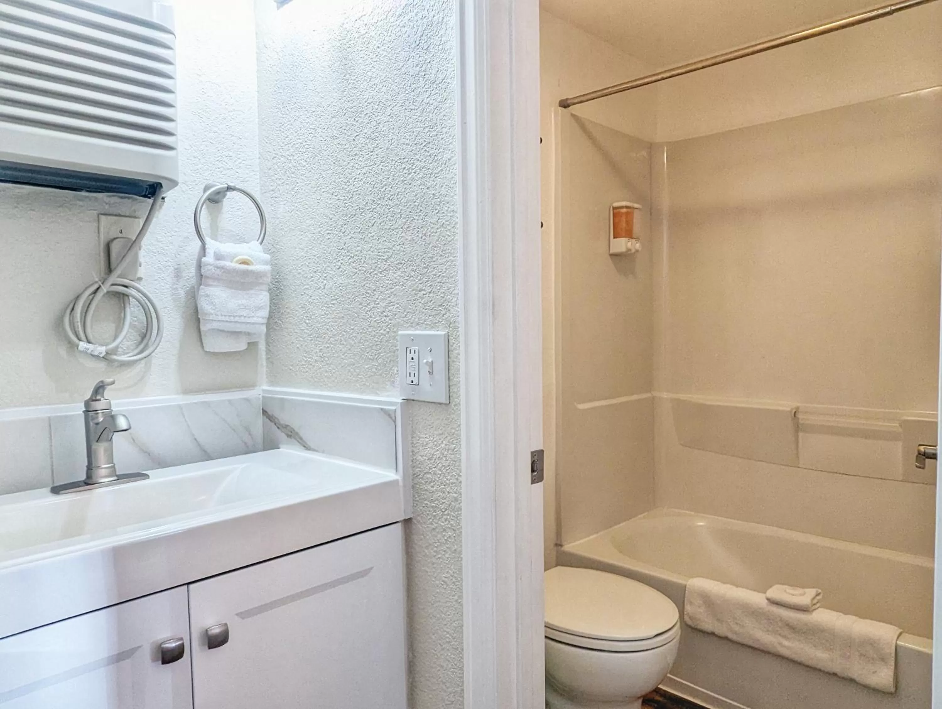 Shower in The Fountain Creek Inn of Manitou Springs