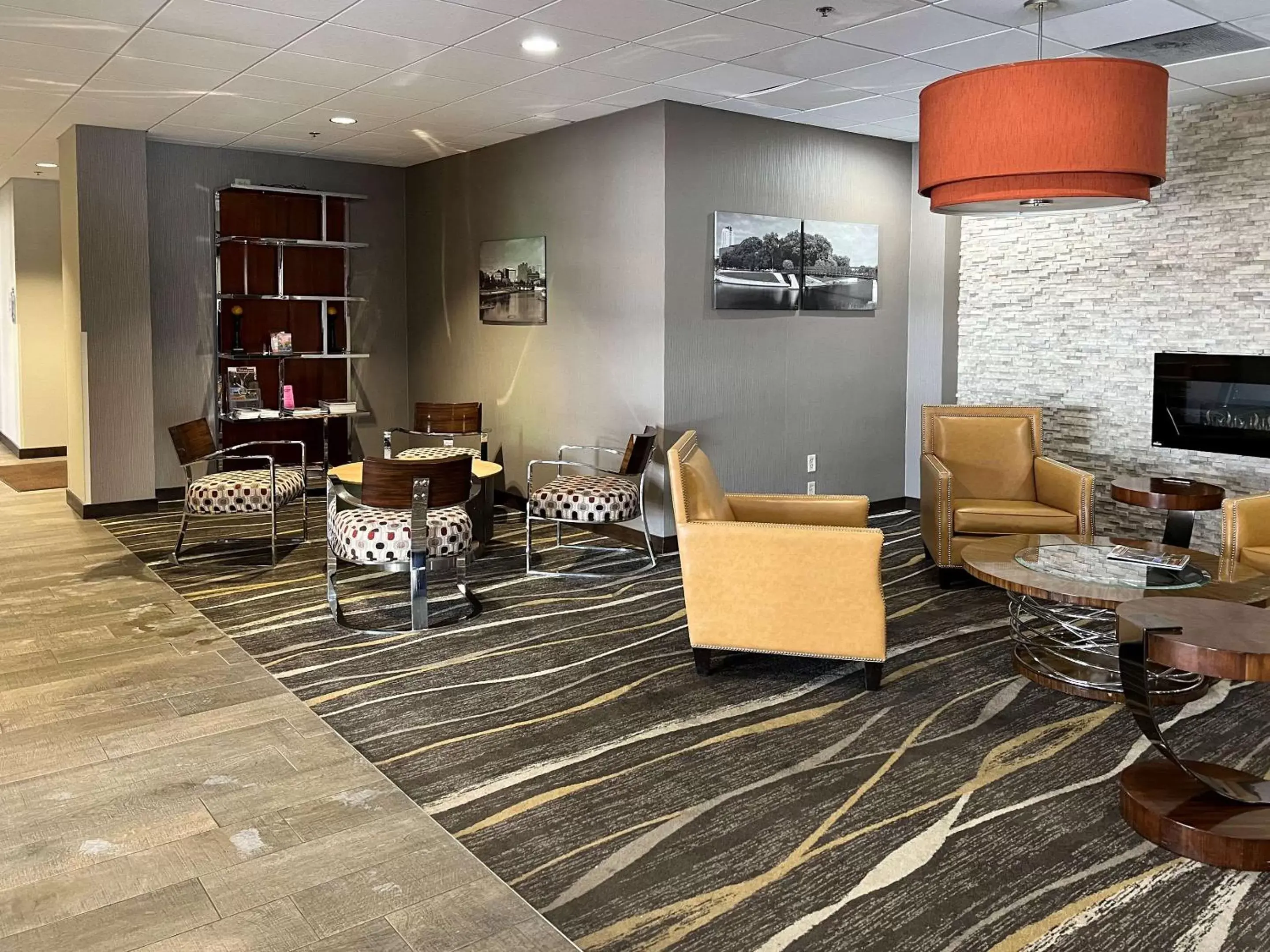 Lobby or reception, Seating Area in Rochester Hotel & Suites - Mayo Clinic Area