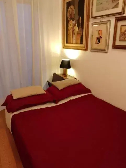 Double Room with Balcony in Artistic House Double Room with Balcony in Artistic House