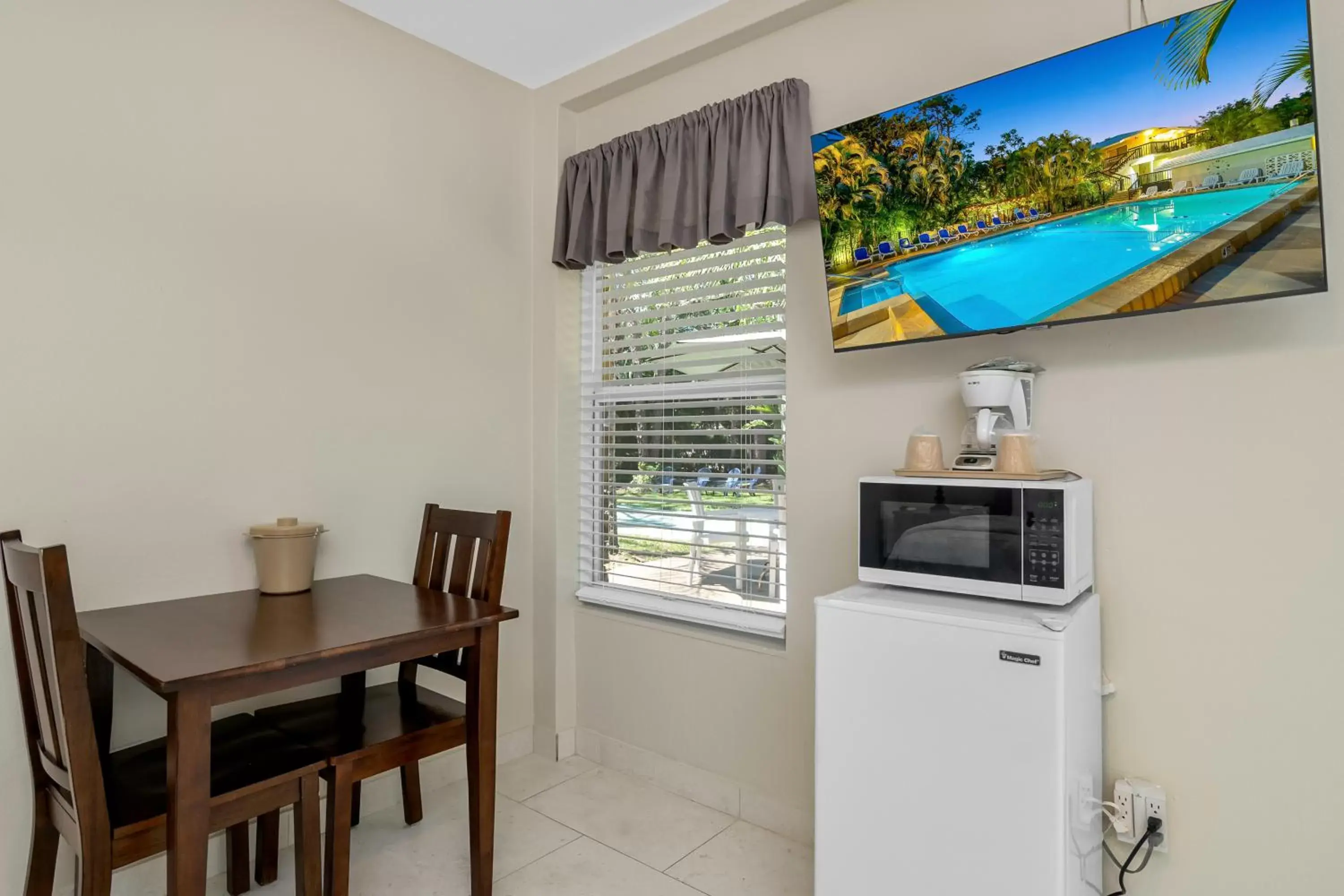 Dining area, TV/Entertainment Center in The Fairways Inn of Naples