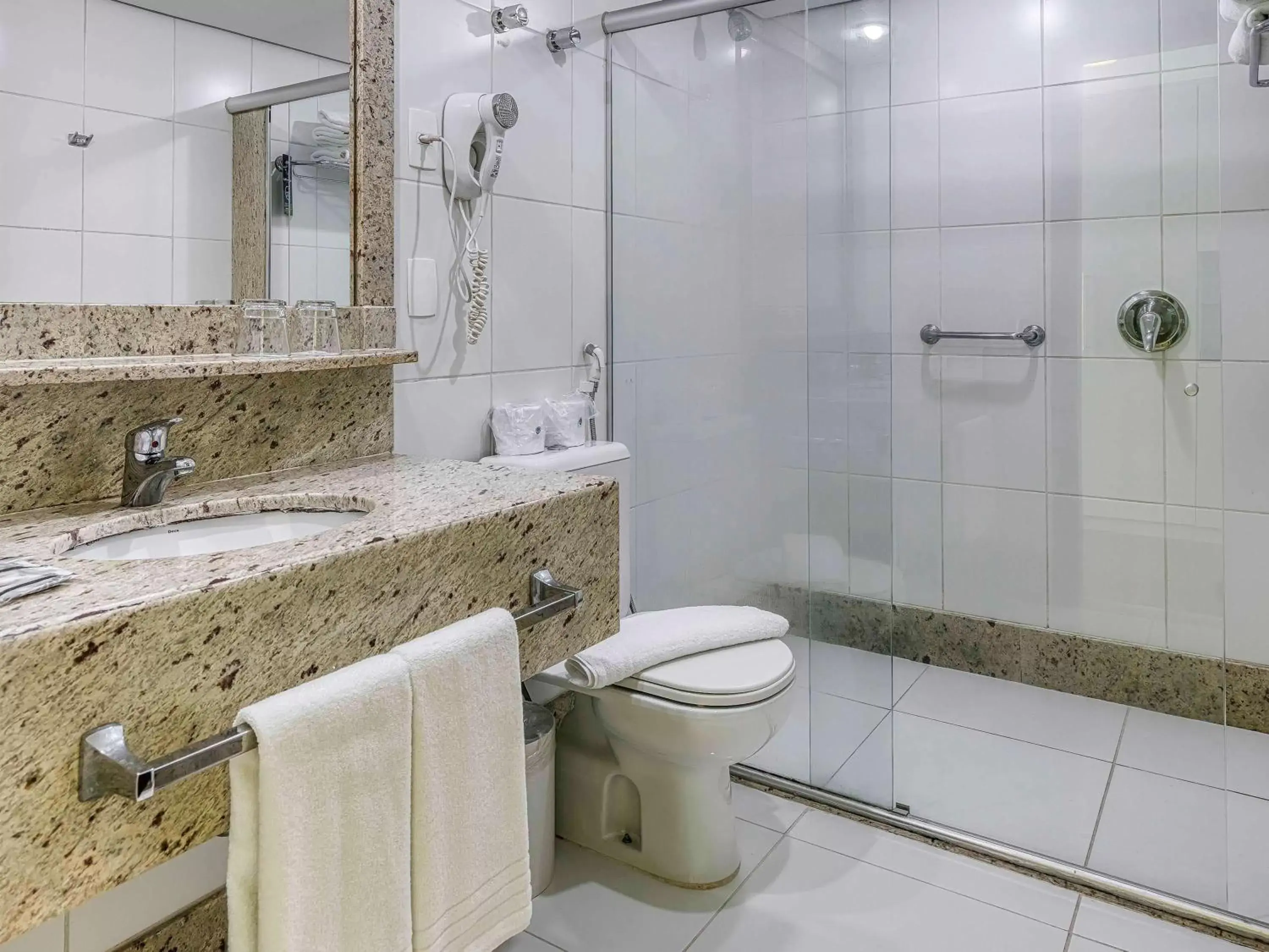 Photo of the whole room, Bathroom in Caesar Business Belo Horizonte Belvedere