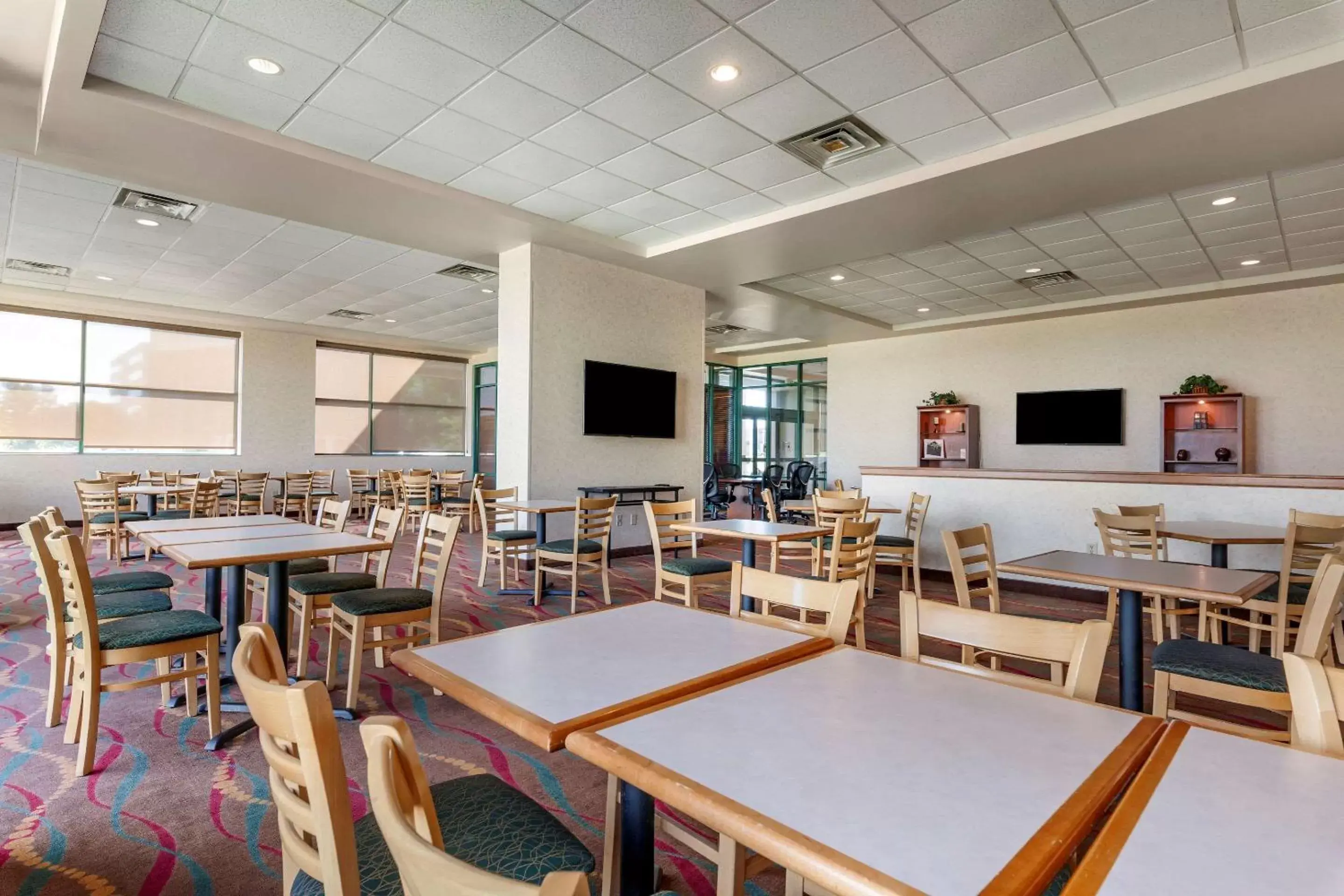 Breakfast, Restaurant/Places to Eat in Clarion Suites at The Alliant Energy Center