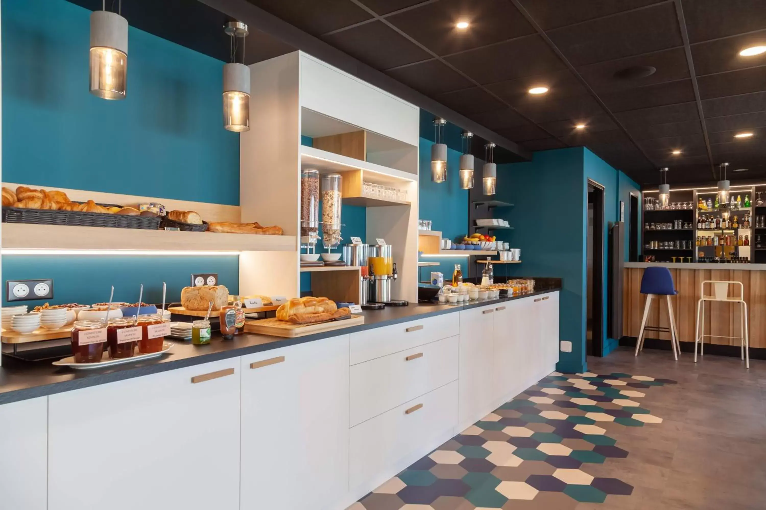 Buffet breakfast, Restaurant/Places to Eat in Kyriad Niort-Espace MendesFrance