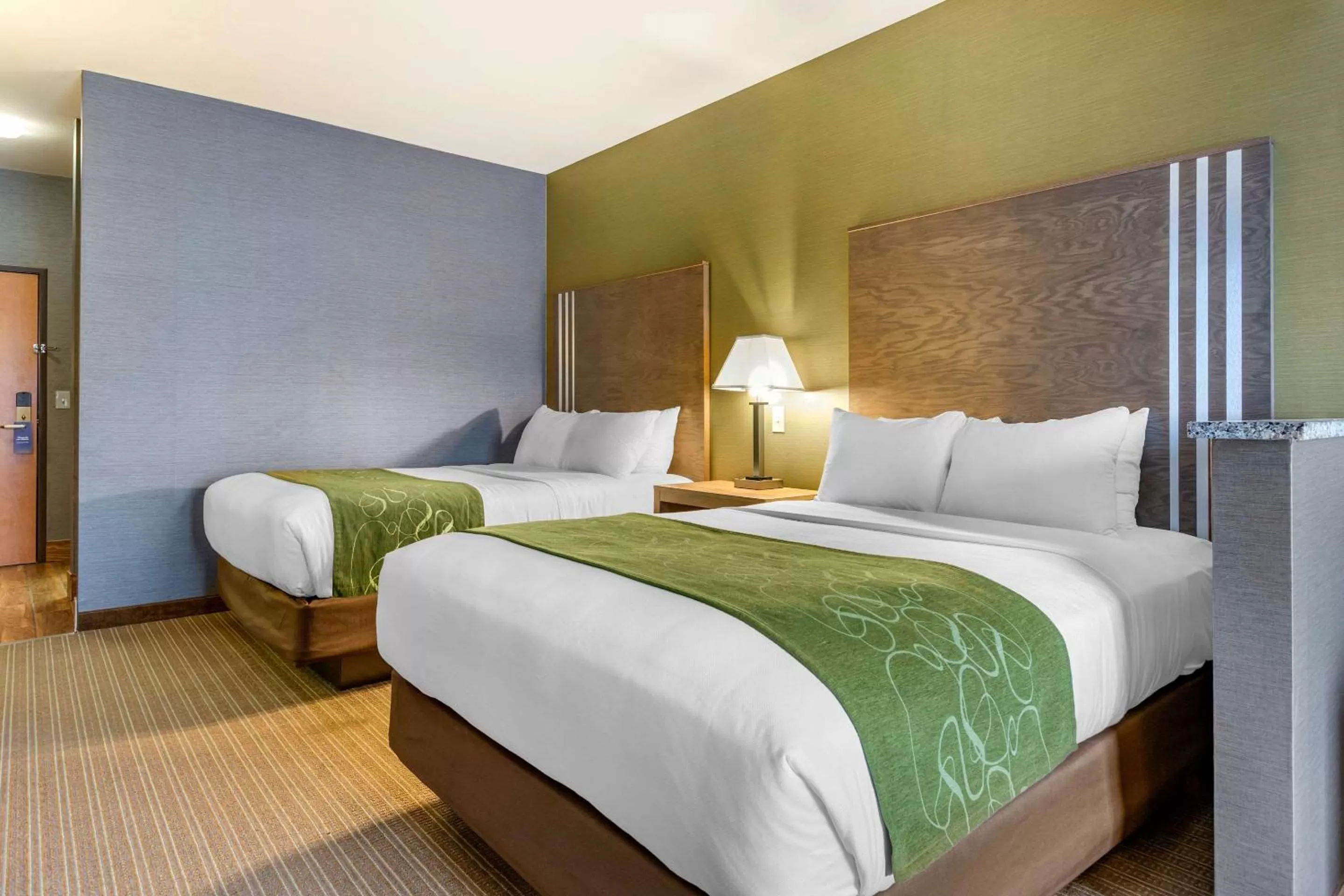 Photo of the whole room, Bed in Comfort Suites Southgate-Detroit