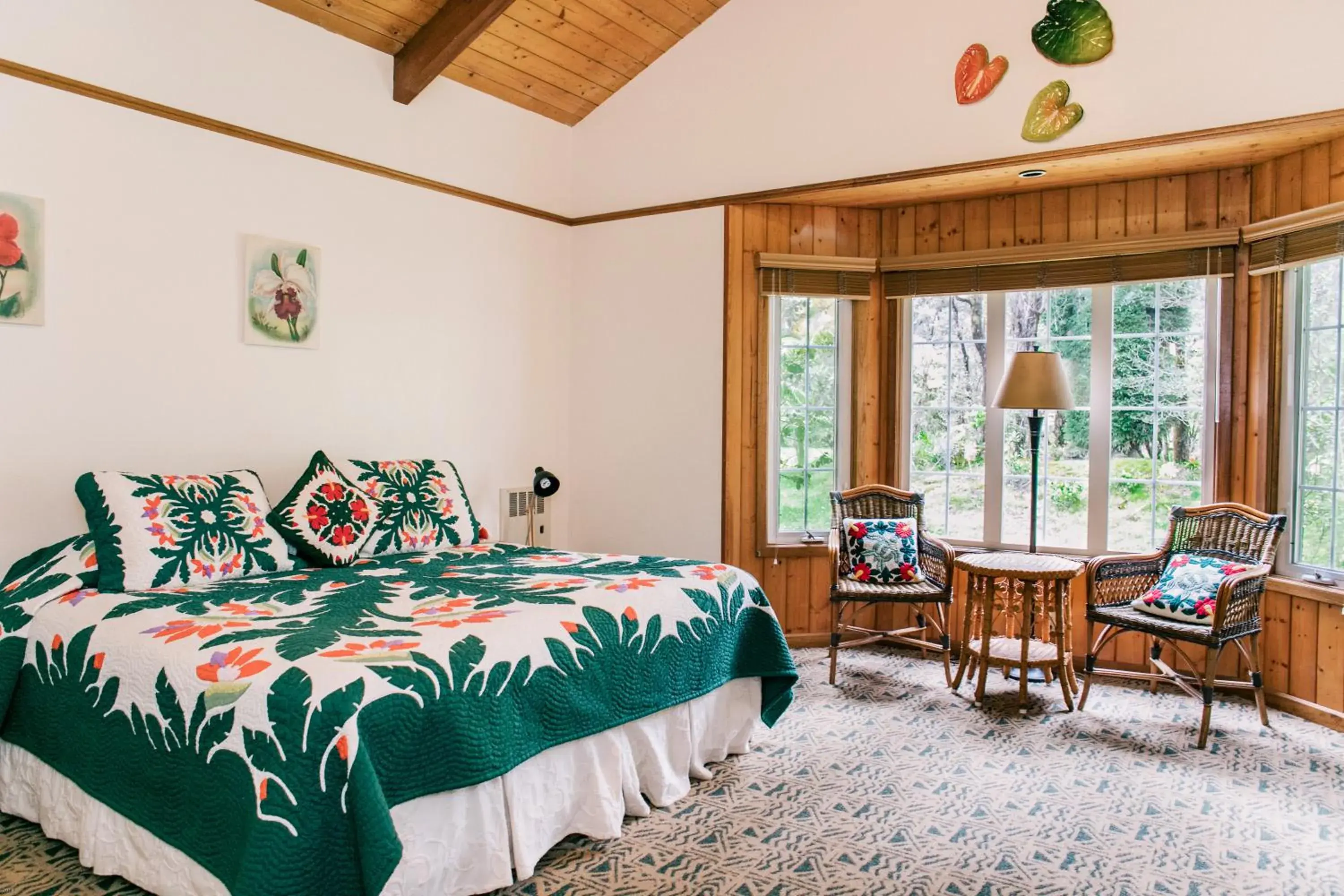 Bedroom, Bed in Kilauea Lodge and Restaurant