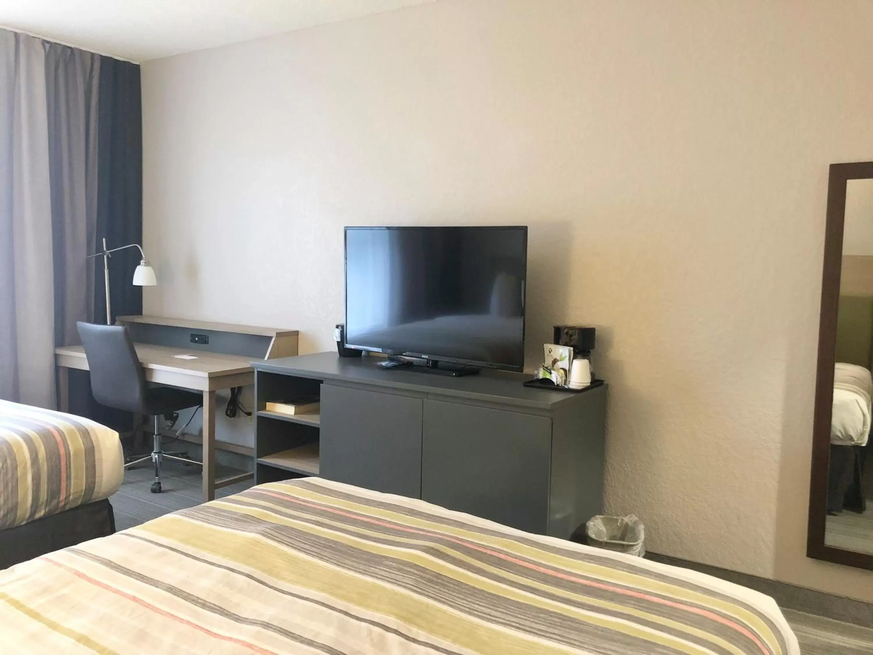 TV and multimedia, TV/Entertainment Center in Country Inn & Suites By Radisson, Houston IAH Airport-JFK Boulevard