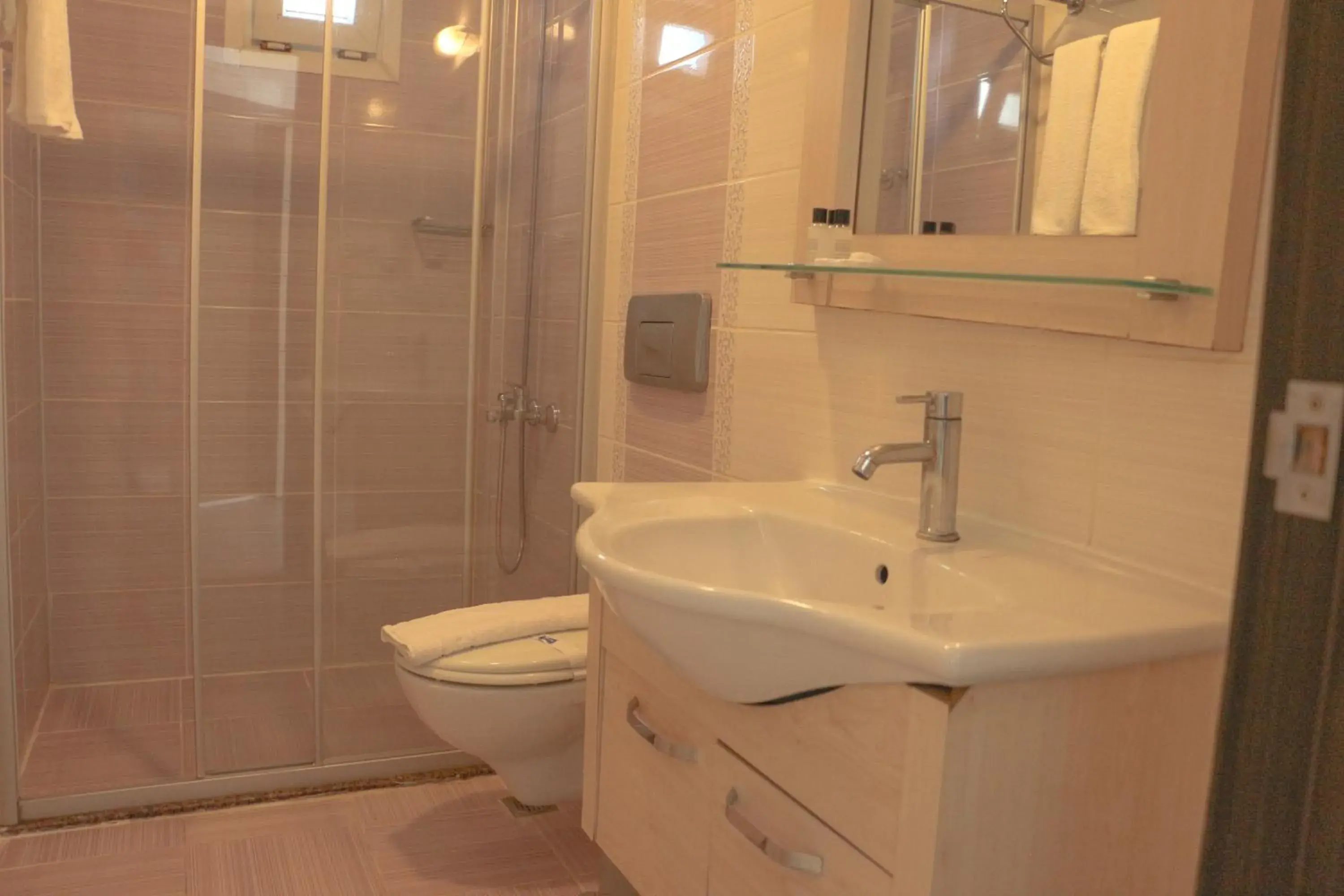 Bathroom in Hawaii Suite Beach Hotel