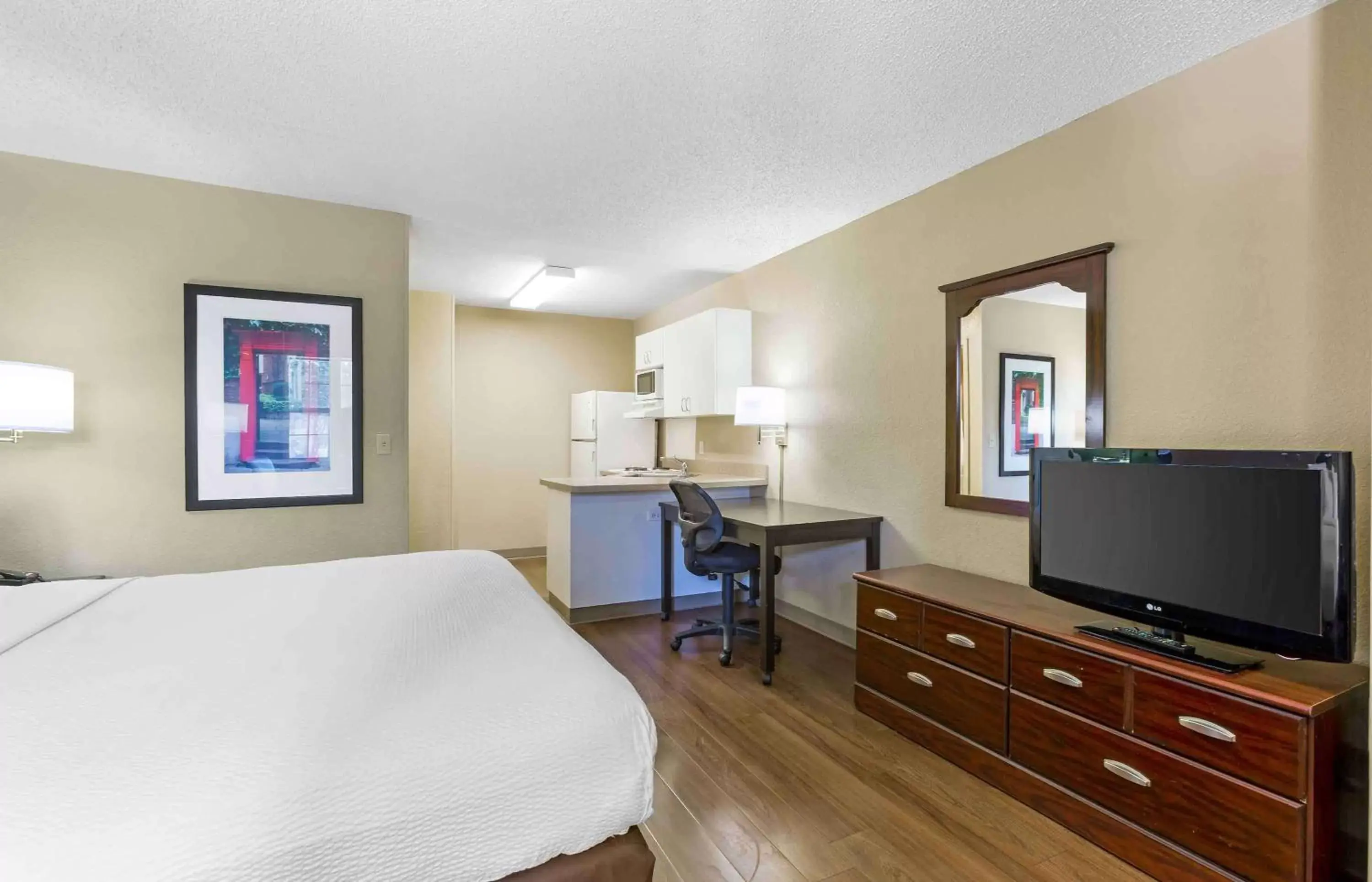 Bedroom, TV/Entertainment Center in Extended Stay America Suites - Tucson - Grant Road