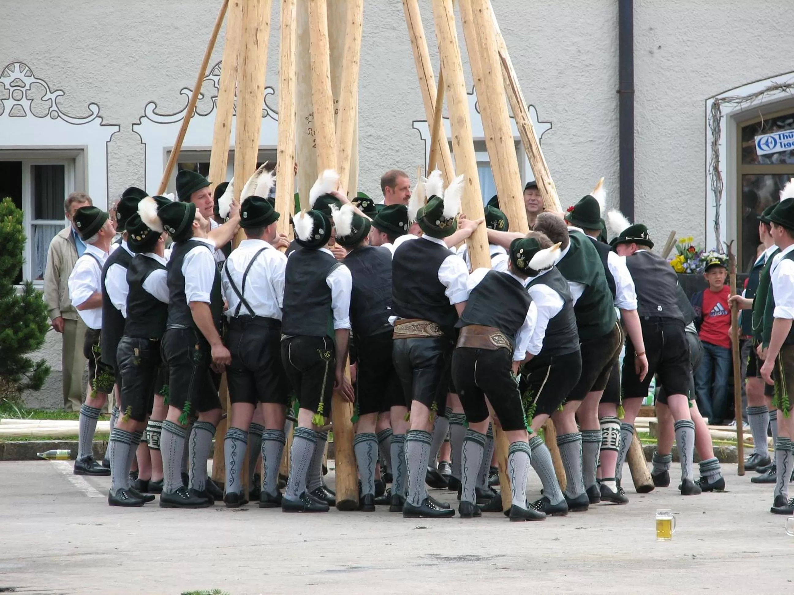 People in Aktivhotel & Gasthof Schmelz Ihr familienfreundliches Urlaubs Hotel mit Wellness Almsauna ab Februar Chiemgau Karte