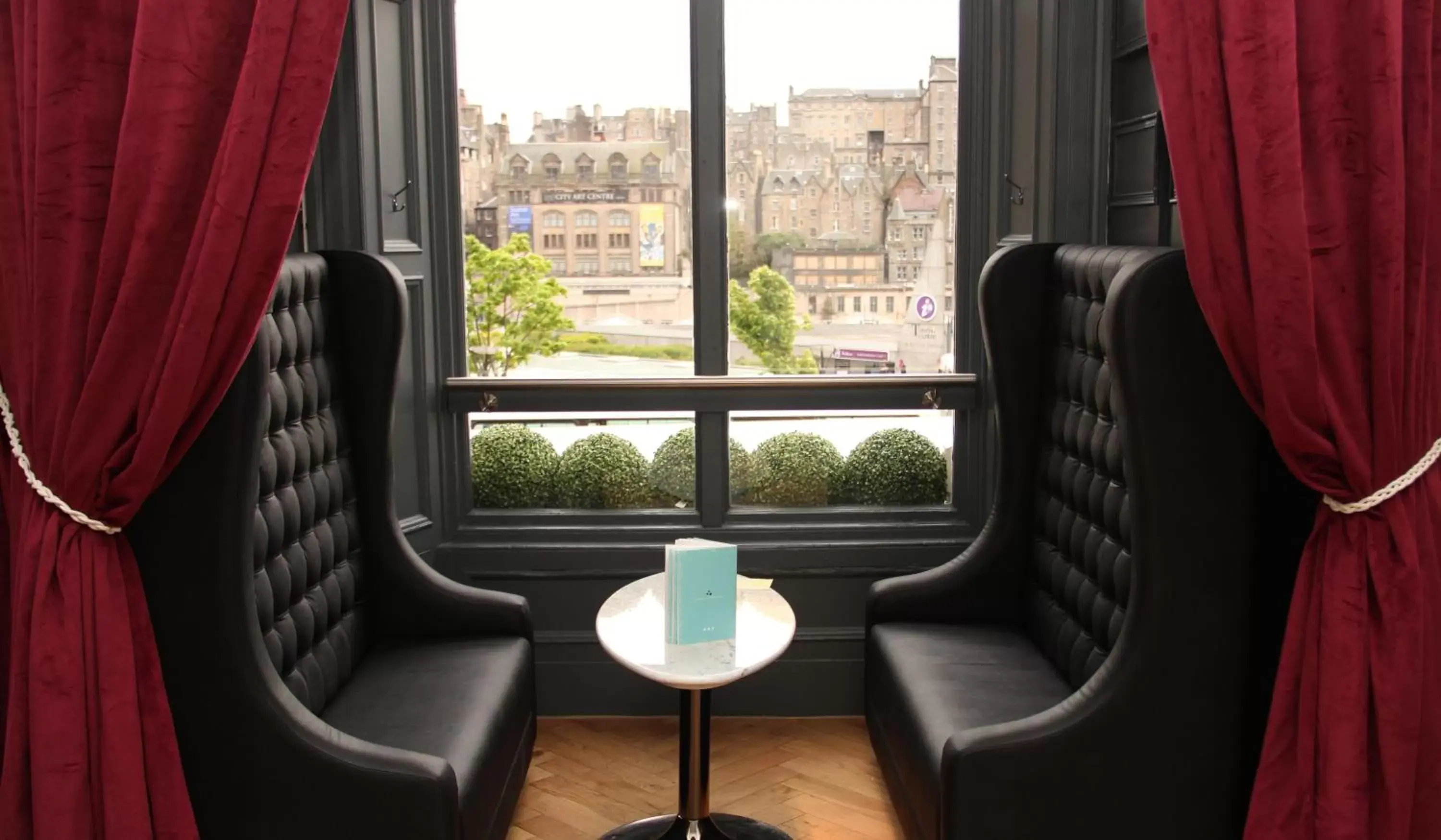 Lounge or bar, Seating Area in Hotel Indigo - Edinburgh - Princes Street, an IHG Hotel