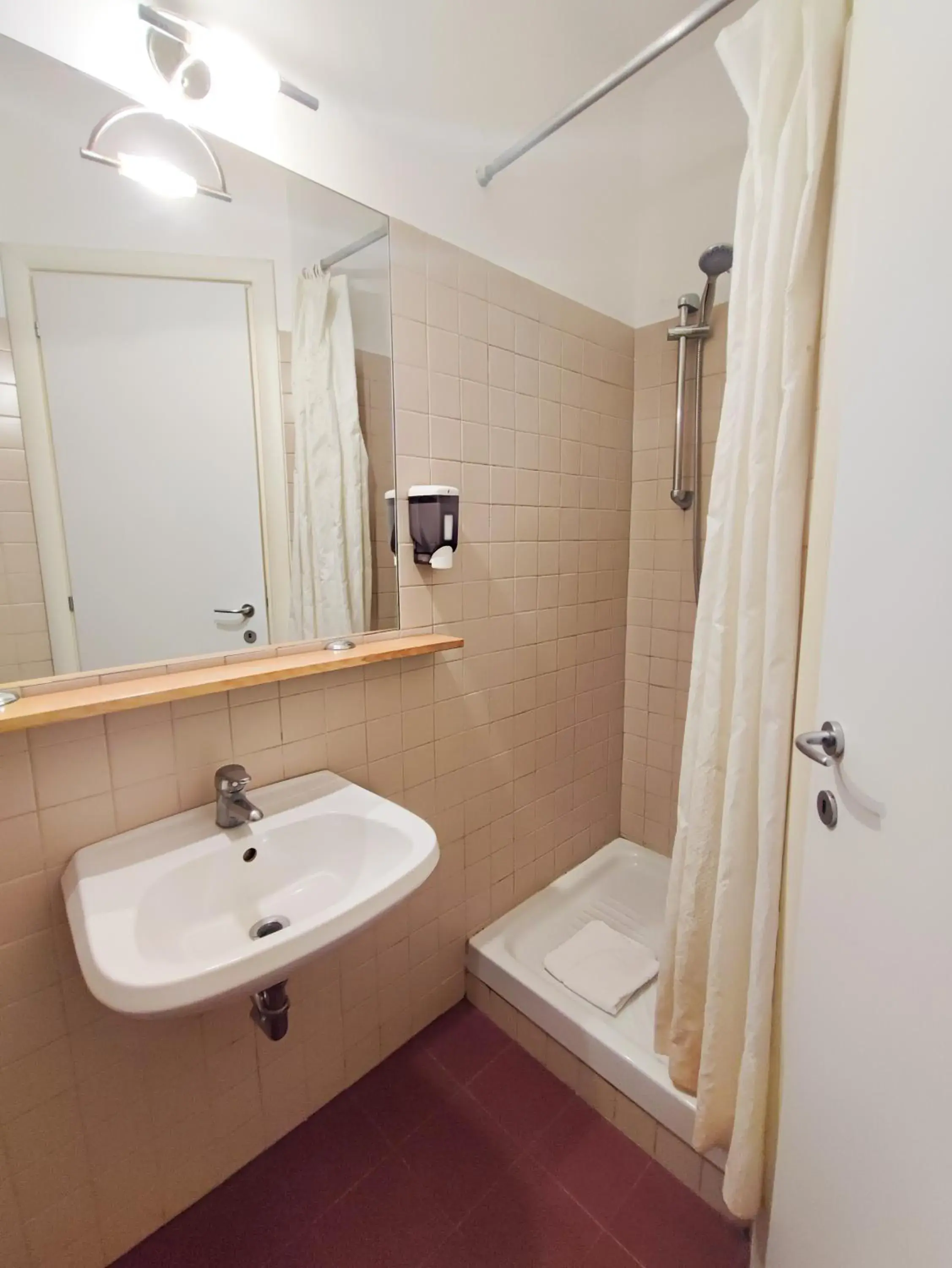 Shower, Bathroom in Booking House Roma 