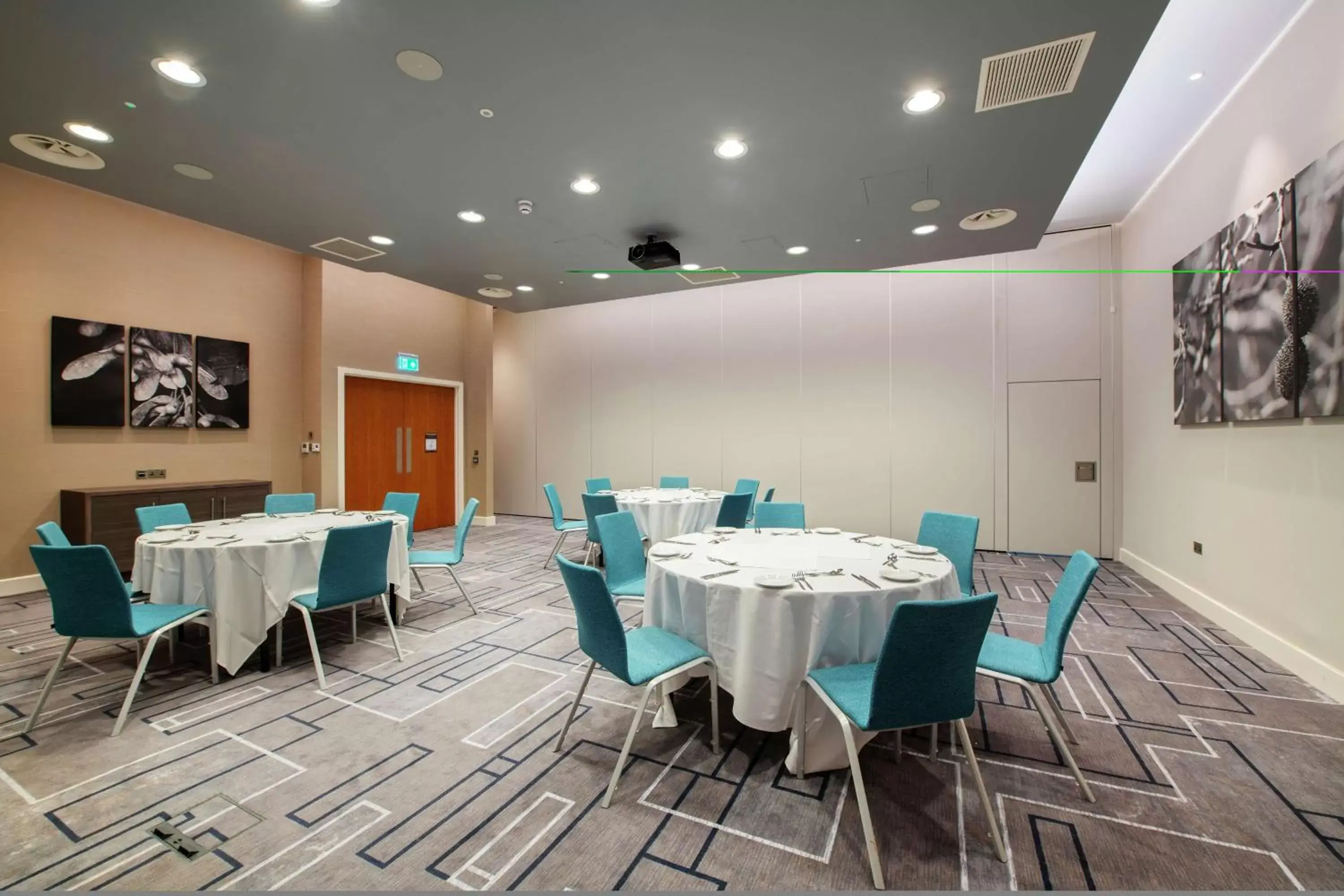 Meeting/conference room, Restaurant/Places to Eat in Hilton Garden Inn Abingdon Oxford