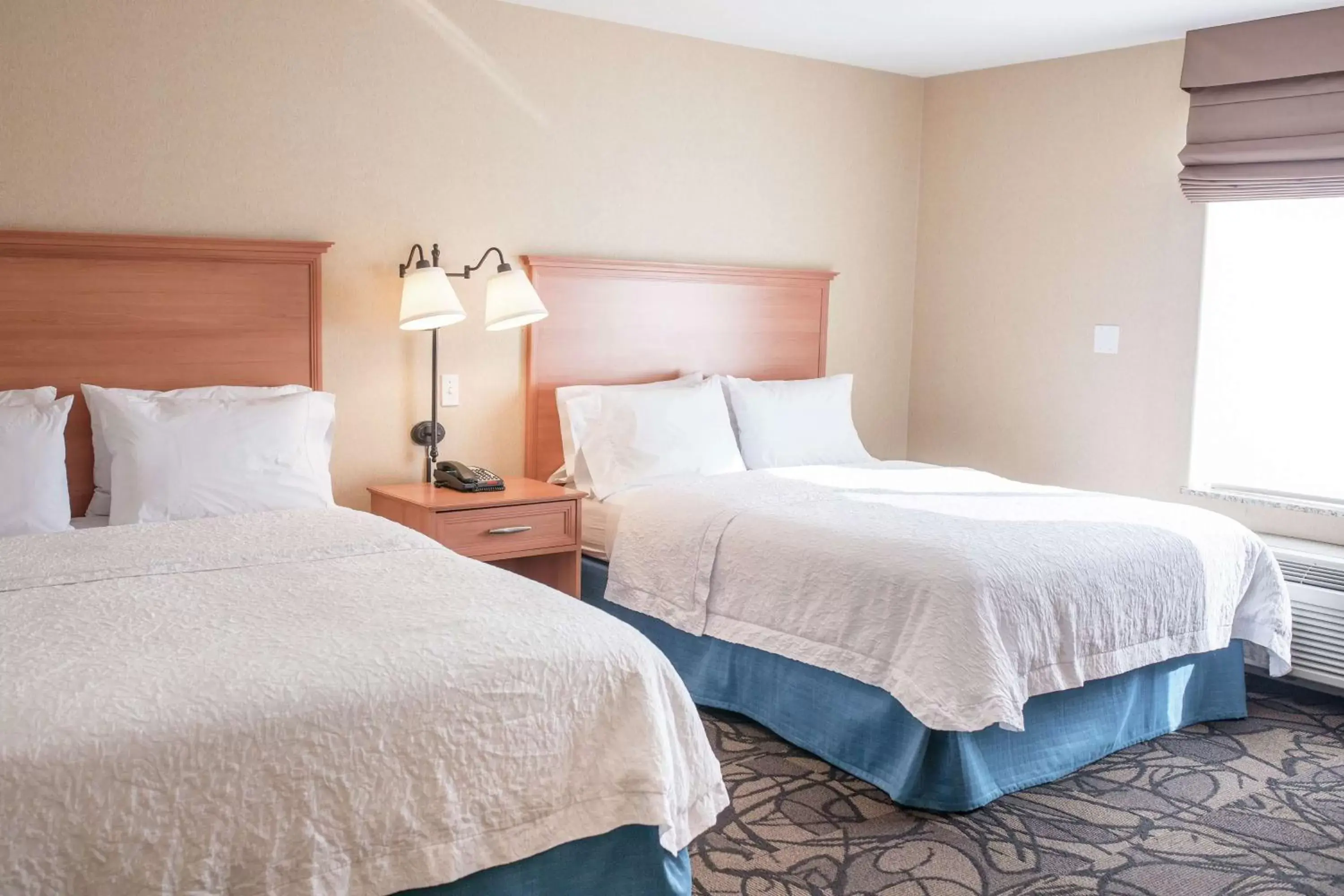 Bed in Hampton Inn & Suites Lathrop