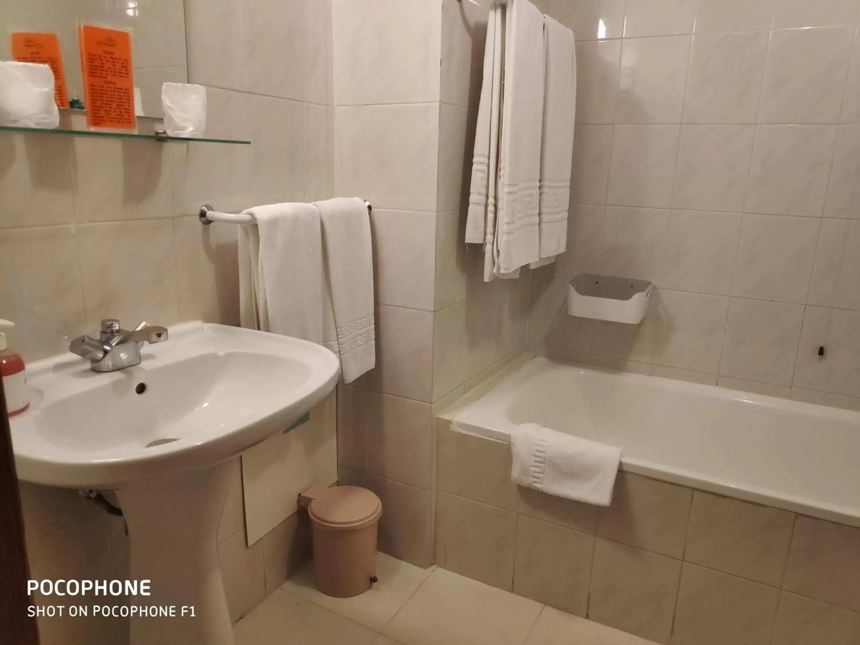Shower, Bathroom in Hotel Alnacir
