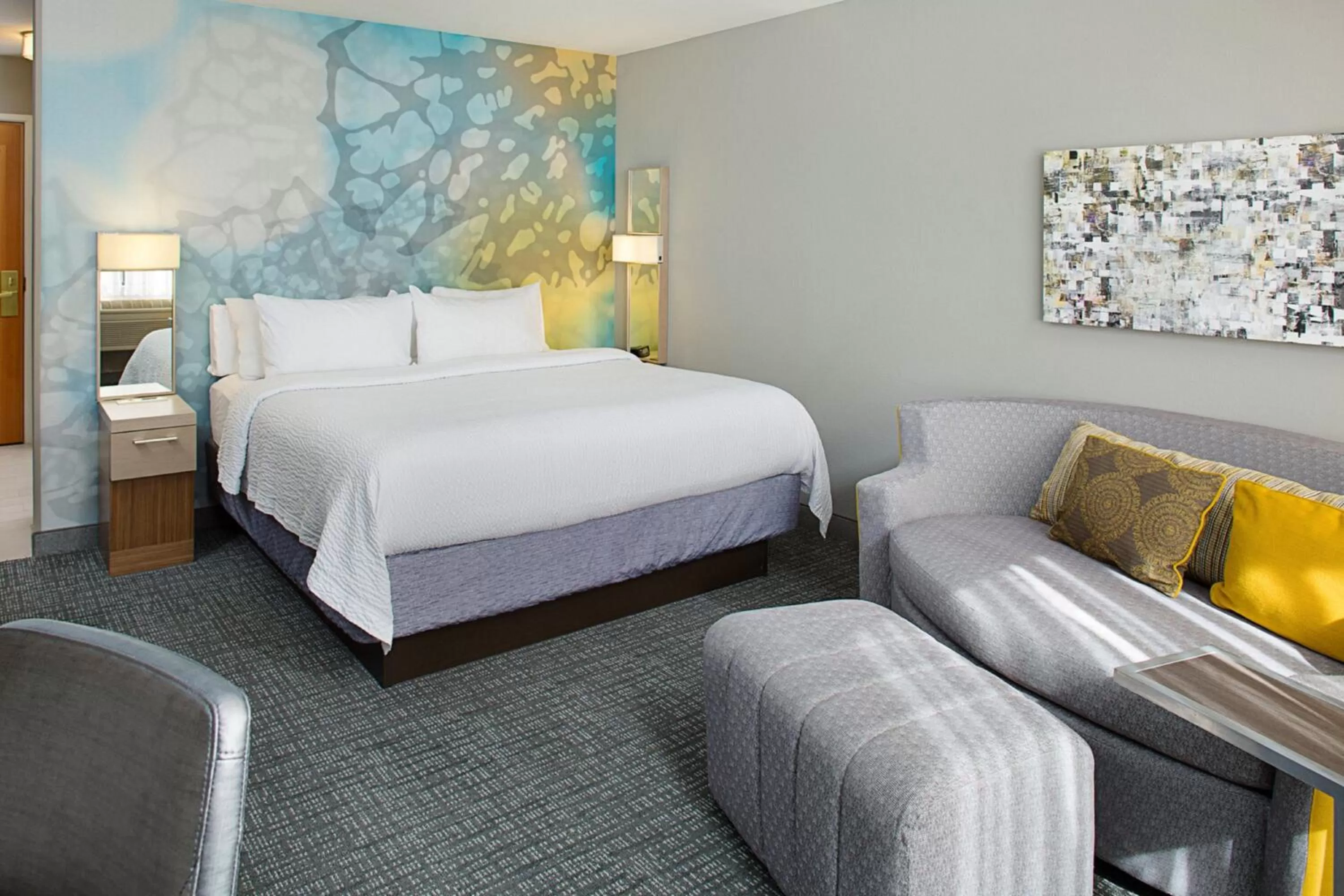 Photo of the whole room, Bed in Courtyard by Marriott Battle Creek