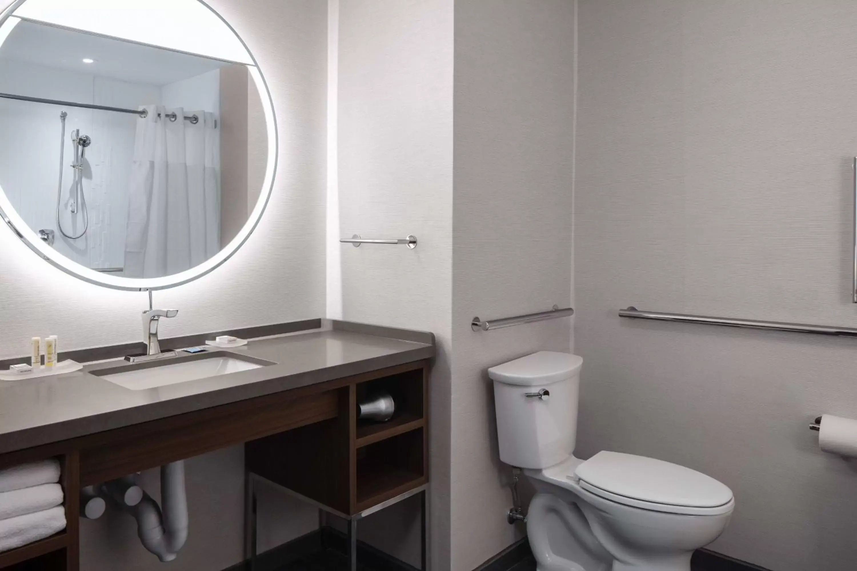 Bathroom in Courtyard by Marriott Jefferson City