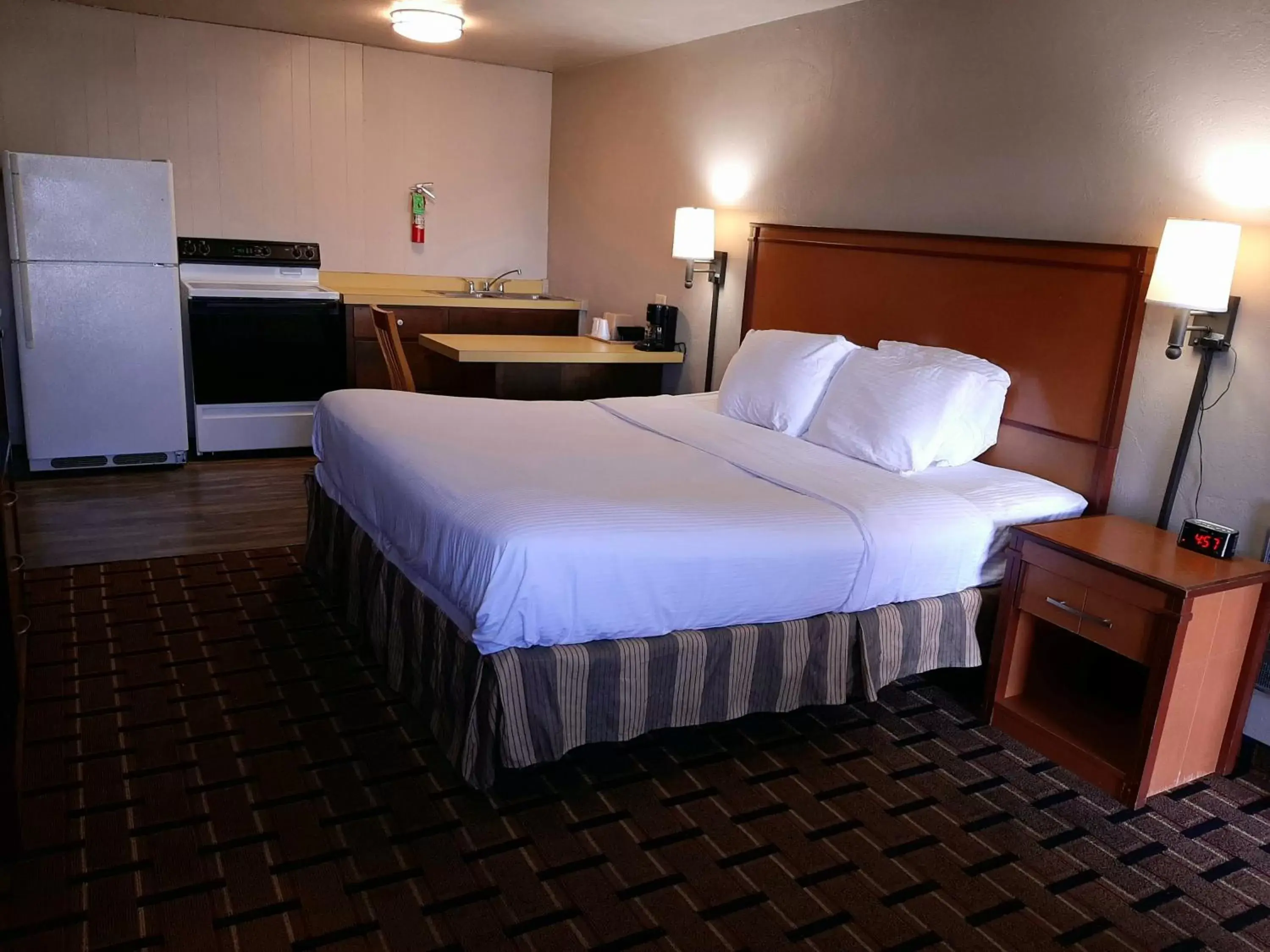 Bed in Anchor Bay Inn