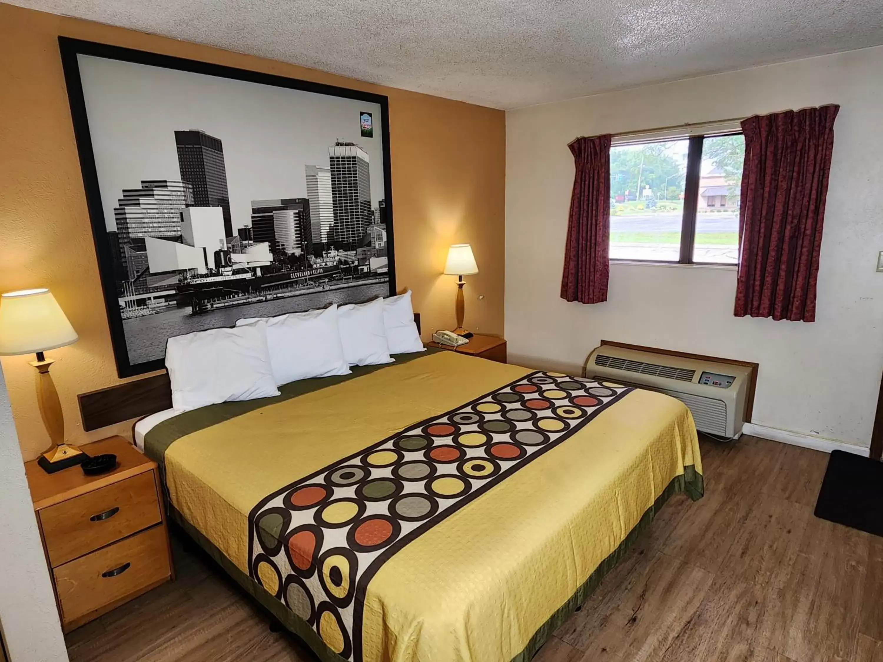 Photo of the whole room, Bed in WestSpring Inn - Westlake Cleveland