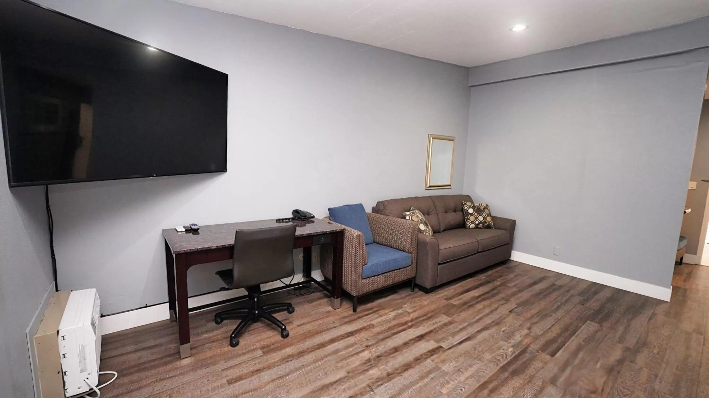 Evening entertainment in SeaSide Inn & Suites