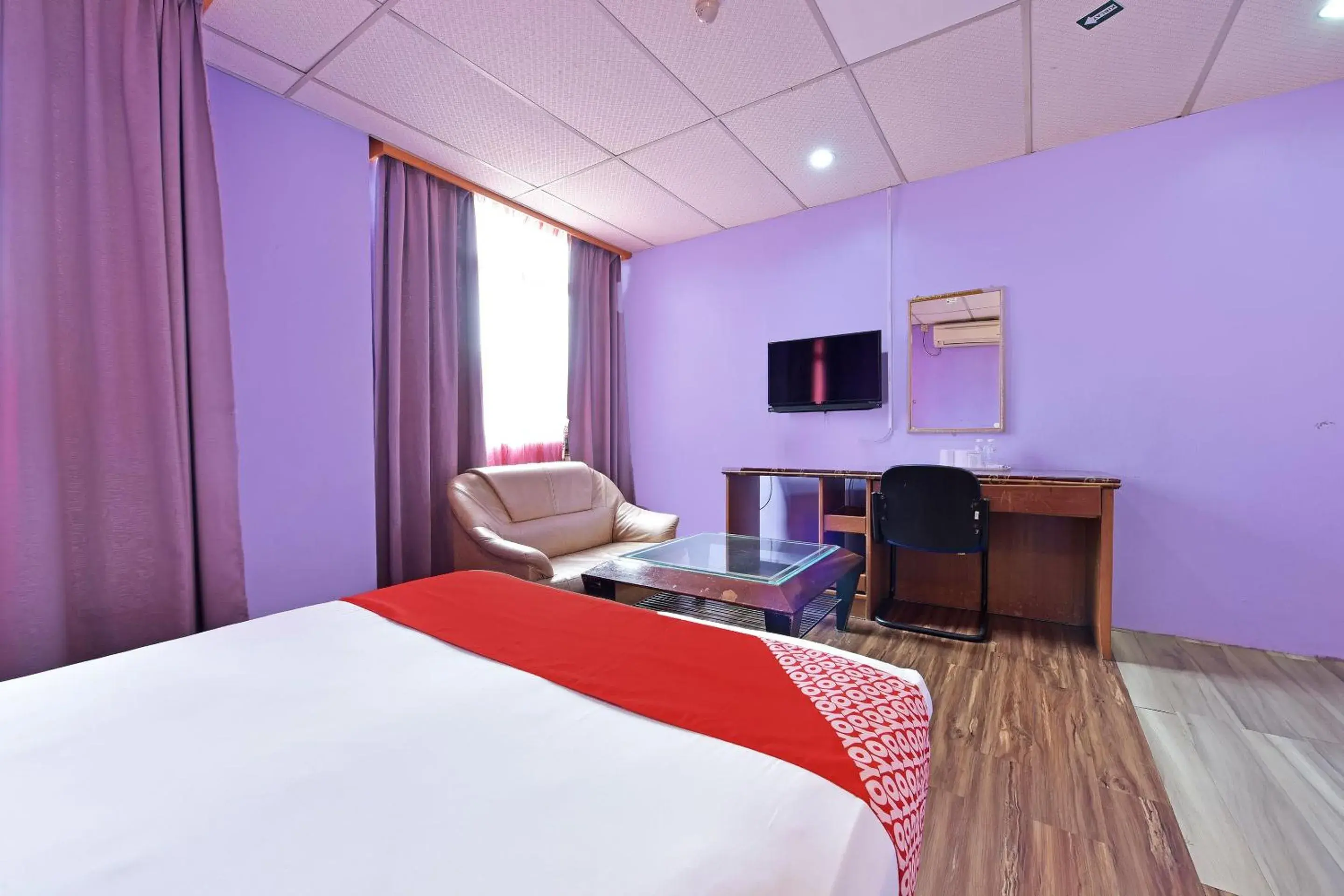 Bedroom, TV/Entertainment Center in OYO 90846 Hotel Akasia