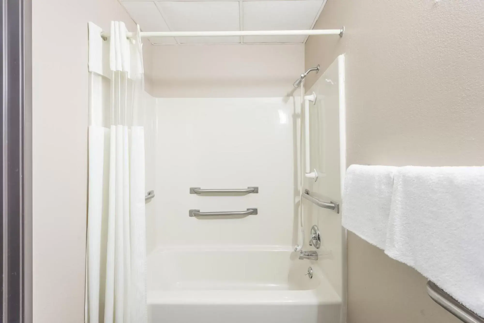 Queen Room - Disability Access/Non-Smoking in Super 8 by Wyndham O'Fallon MO/St. Louis Area Queen Room - Disability Access/Non-Smoking in Super 8 by Wyndham O'Fallon MO/St. Louis Area