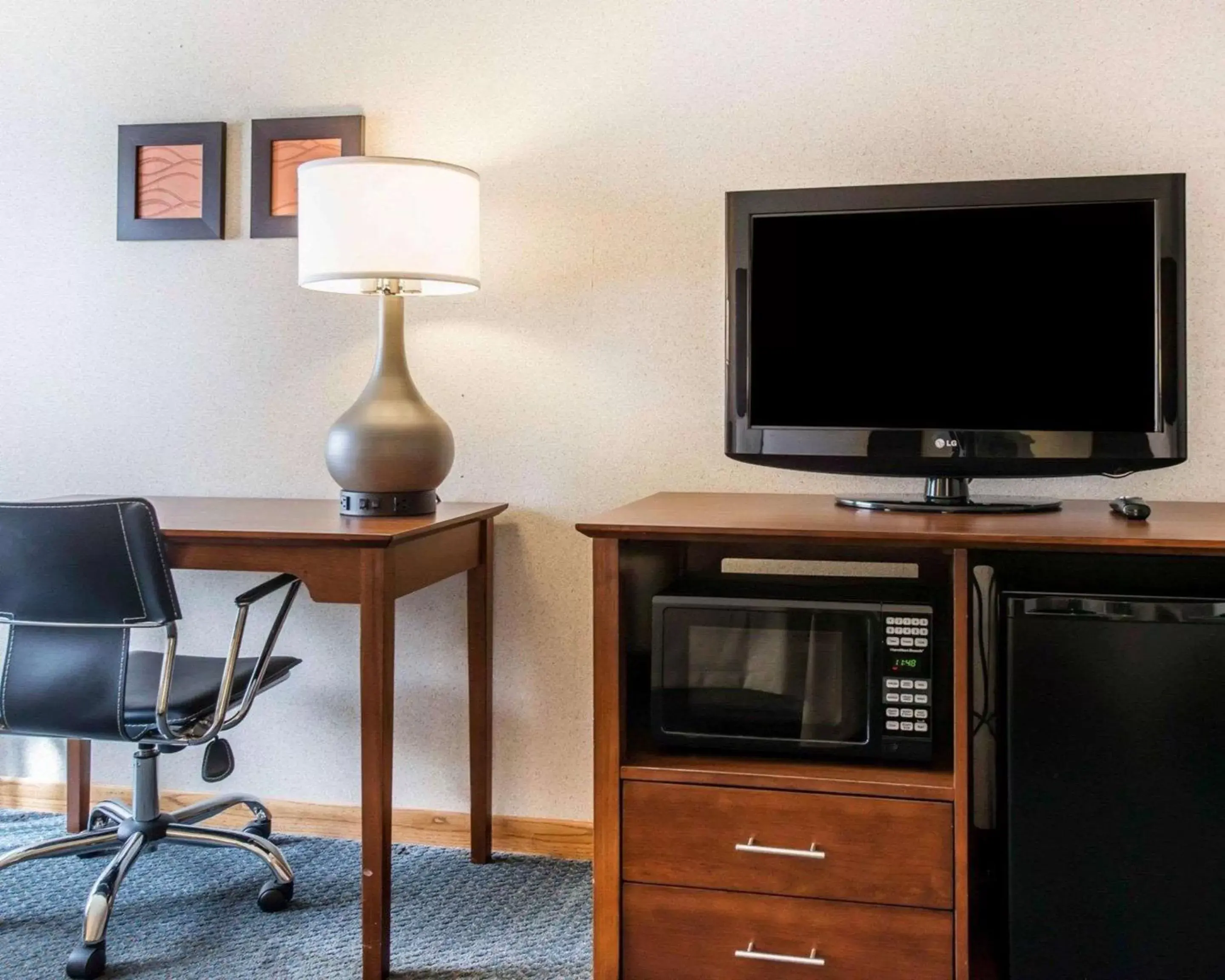 Photo of the whole room, TV/Entertainment Center in Comfort Inn Salida