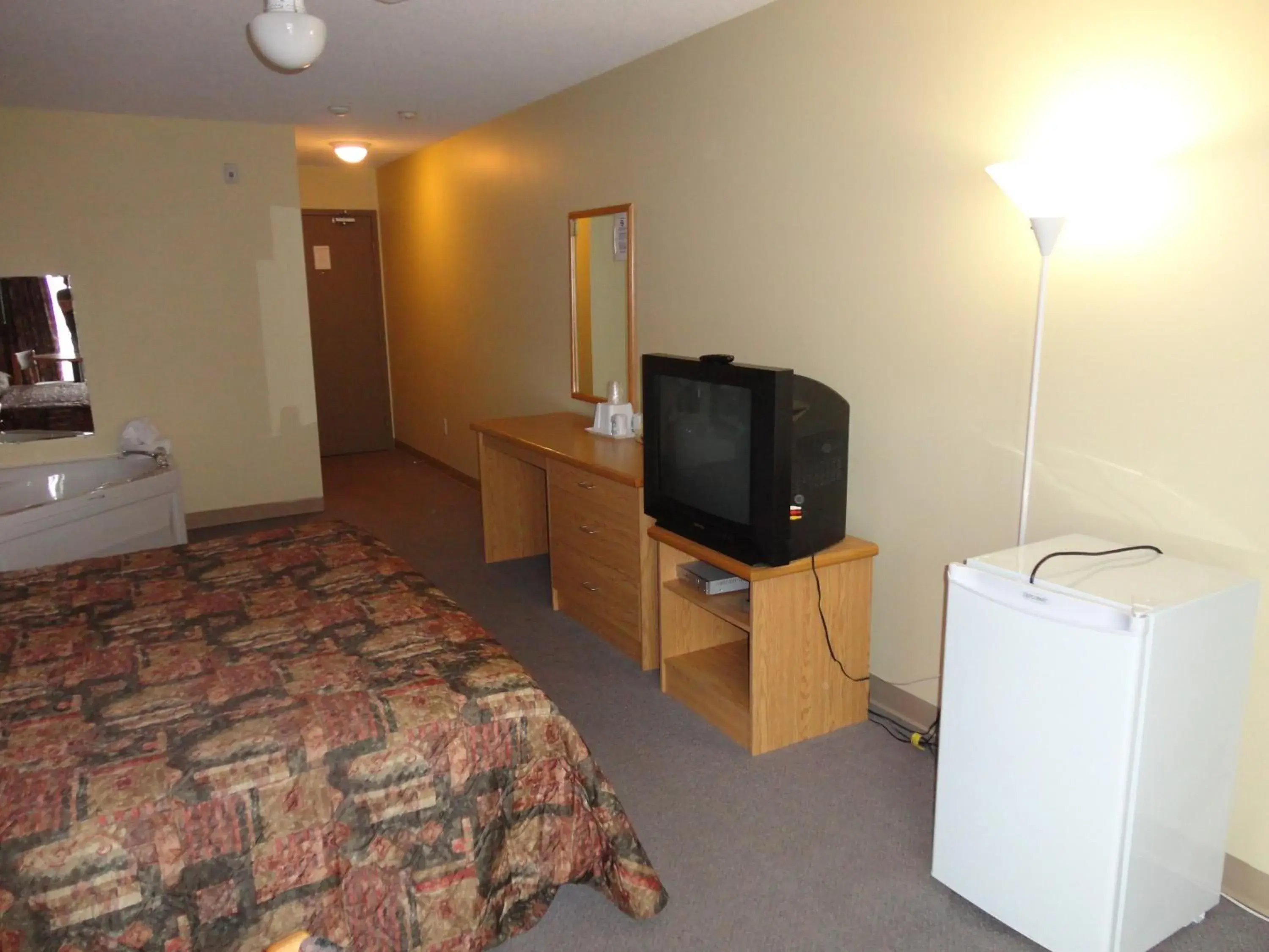 Photo of the whole room, TV/Entertainment Center in Park Inn Motel