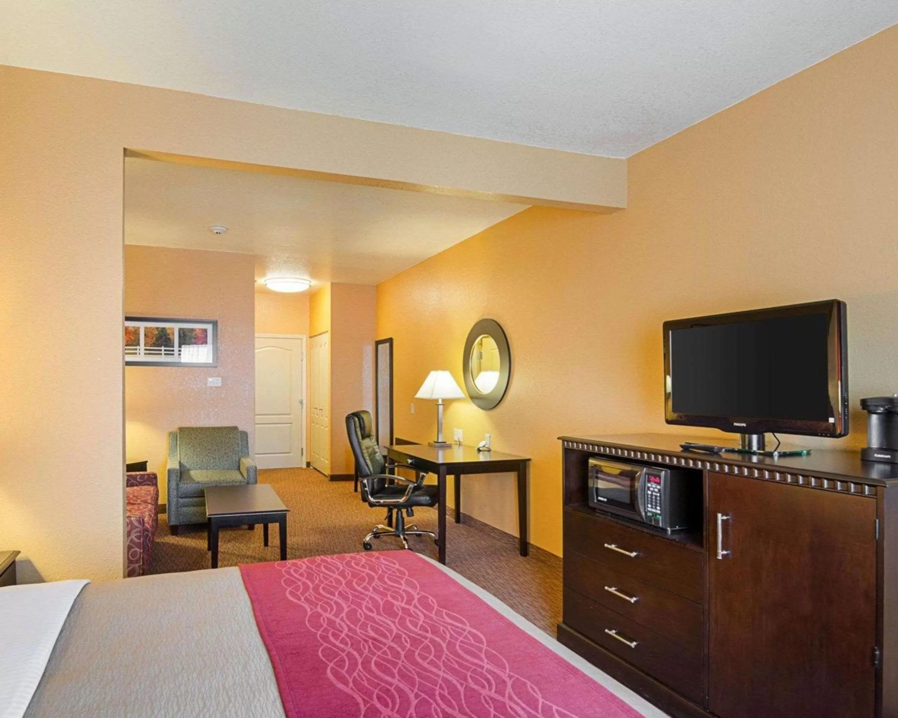 Bedroom, Bed in Comfort Inn & Suites Orange - Montpelier
