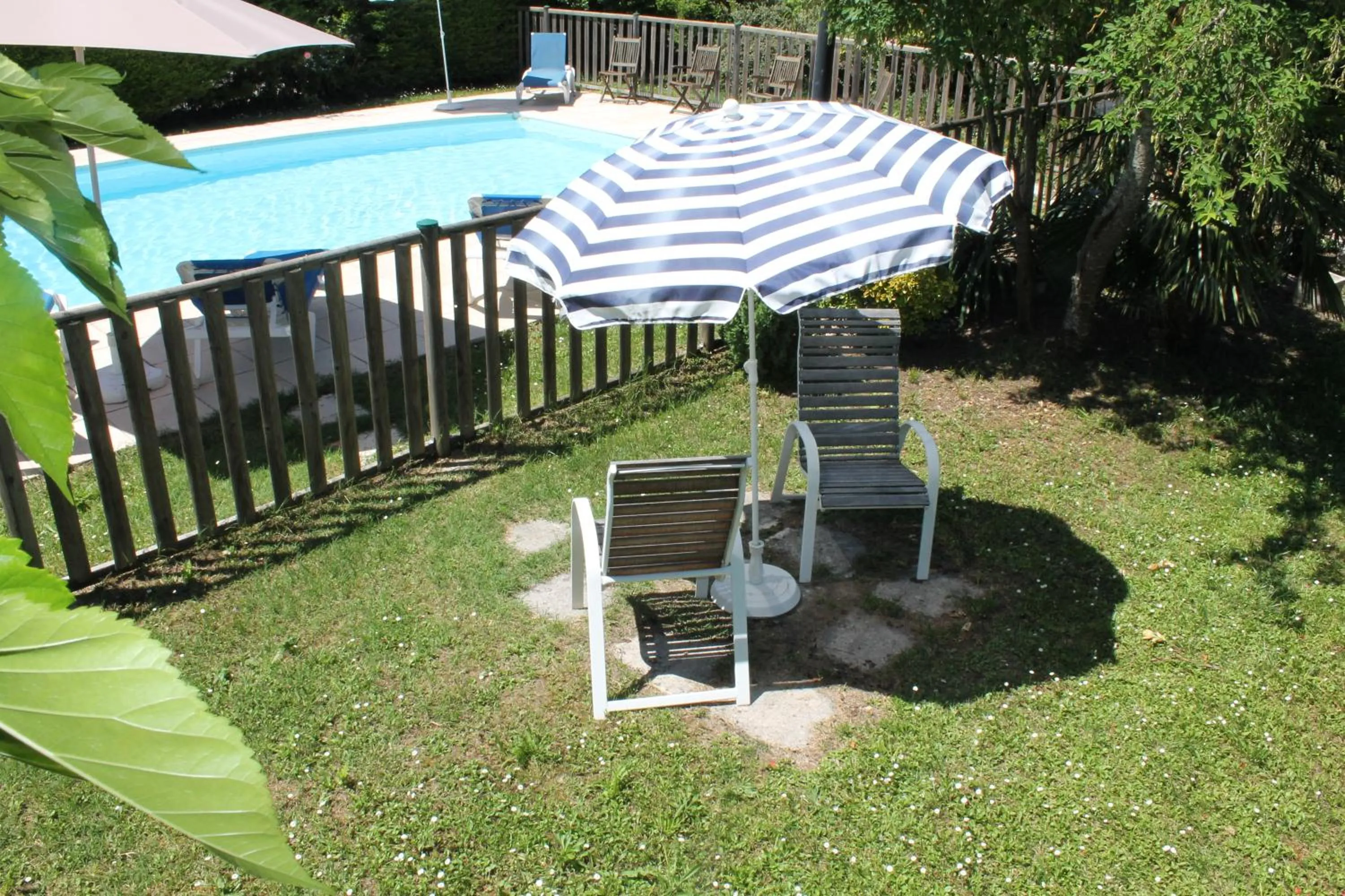 Garden in Logis Hotels- Auberge de la Tour - Hôtel et restaurant