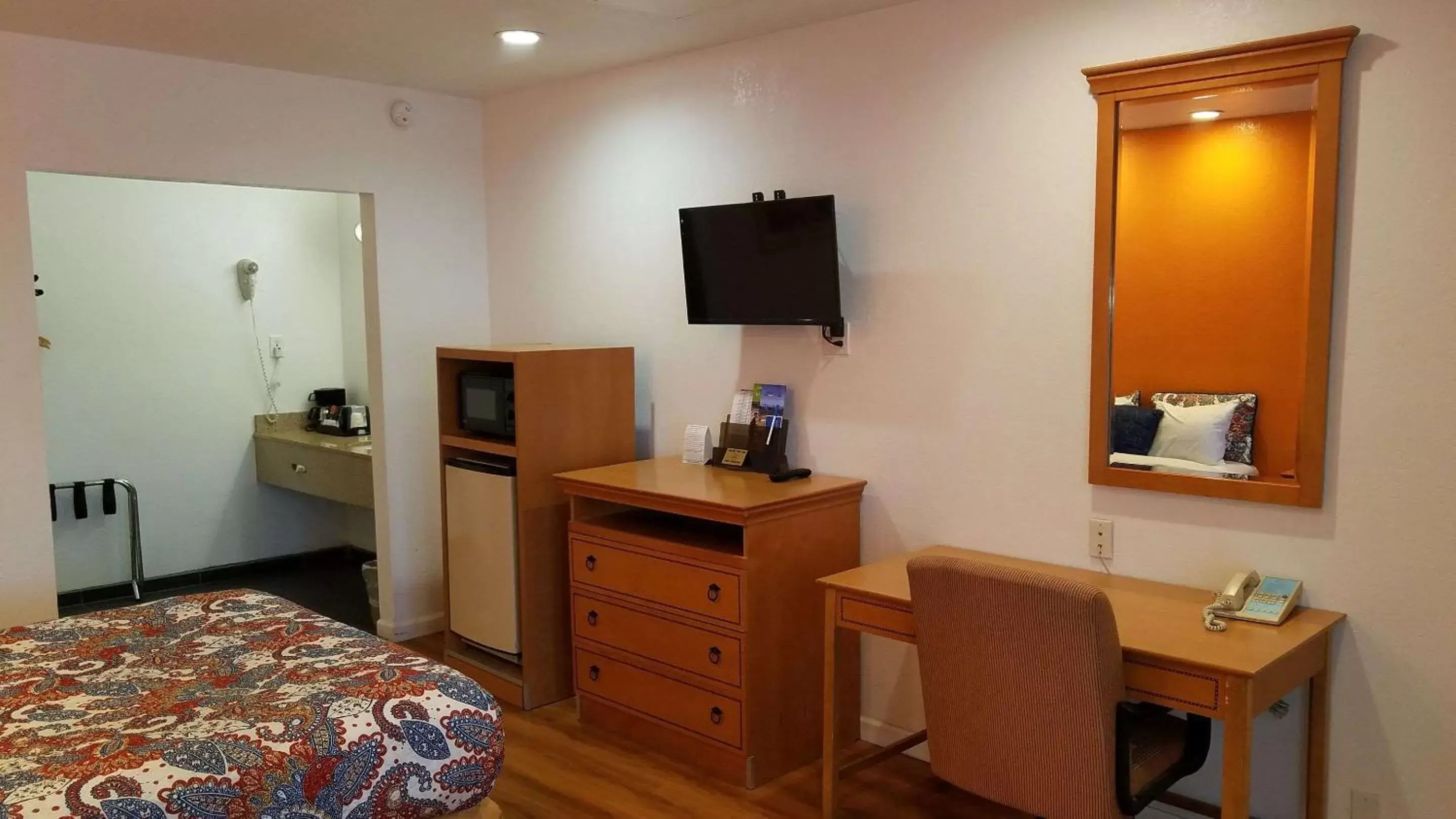 Photo of the whole room, TV/Entertainment Center in Rodeway Inn Alameda-Oakland