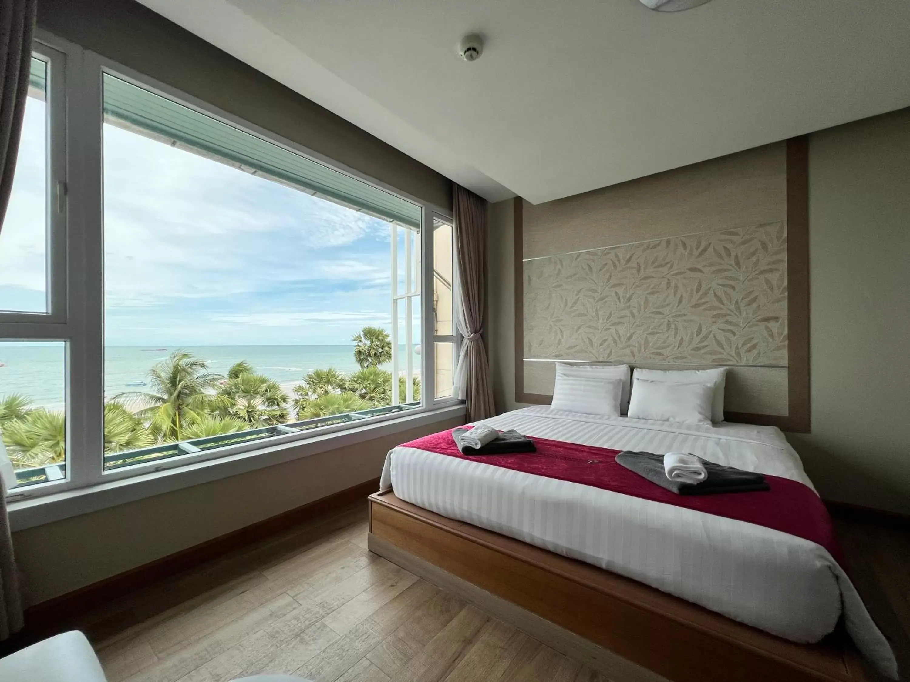 Sea view, Bed in The Beach Front Resort, Pattaya Sea view, Bed in The Beach Front Resort, Pattaya