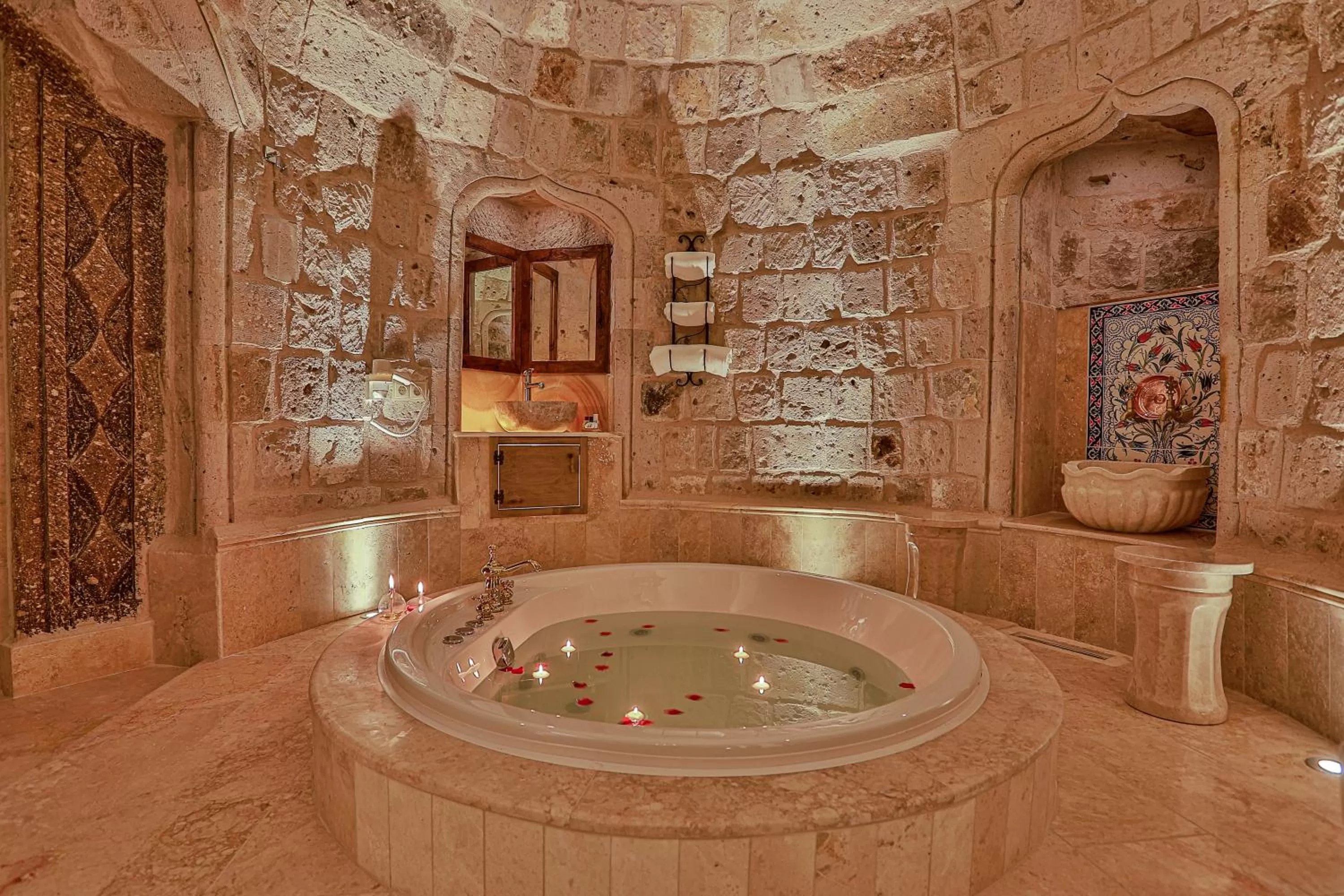 Hot Tub in Şah Saray Cave Suites Halal Hotel